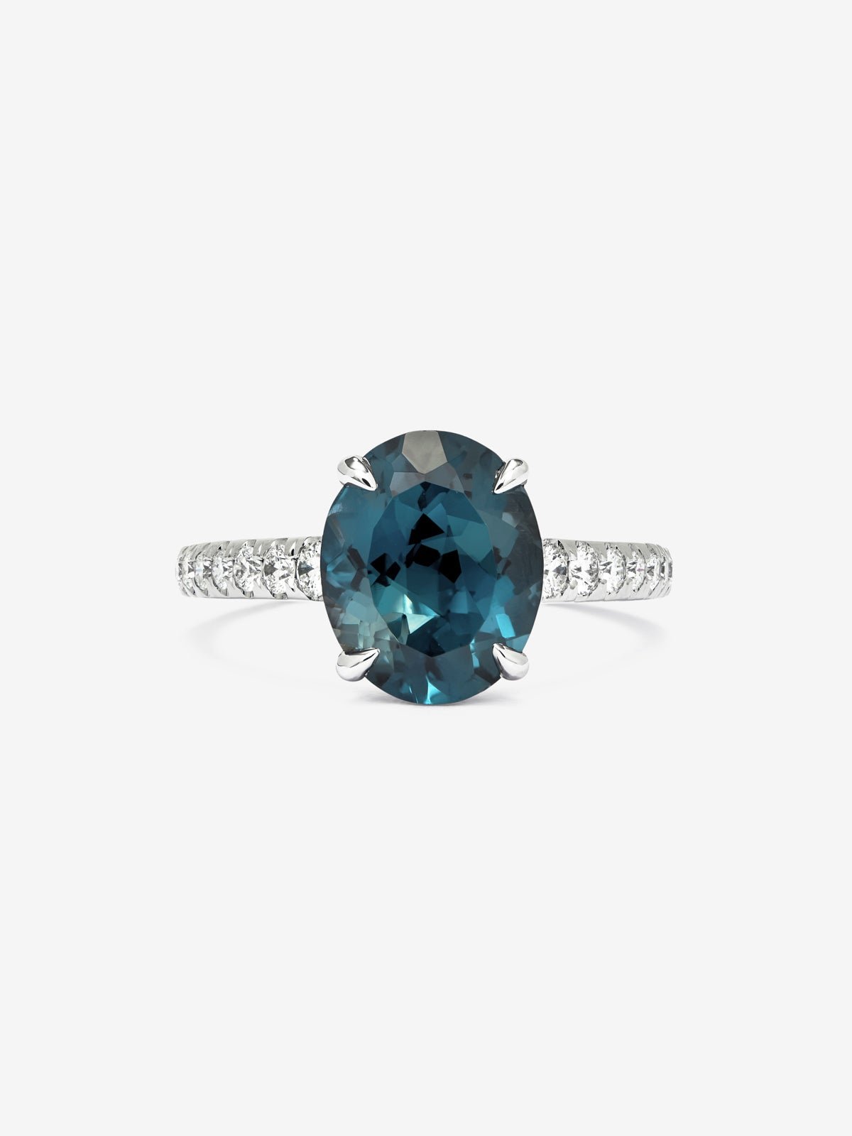 Anillo de oro blanco de 18K con topacio azul london en talla oval de 4,25 cts y 14 diamantes en talla brillante con un total de 0,32 cts