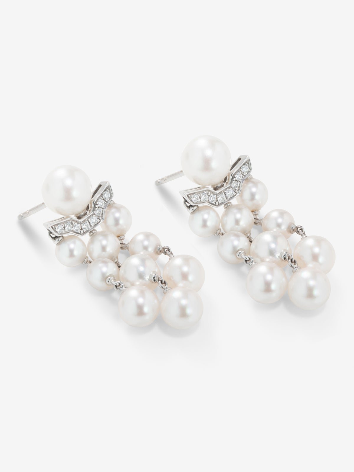 Pendientes de oro blanco de 18K con 20 perlas akoya y 16 diamantes en talla brillante con un total de 0,08 cts