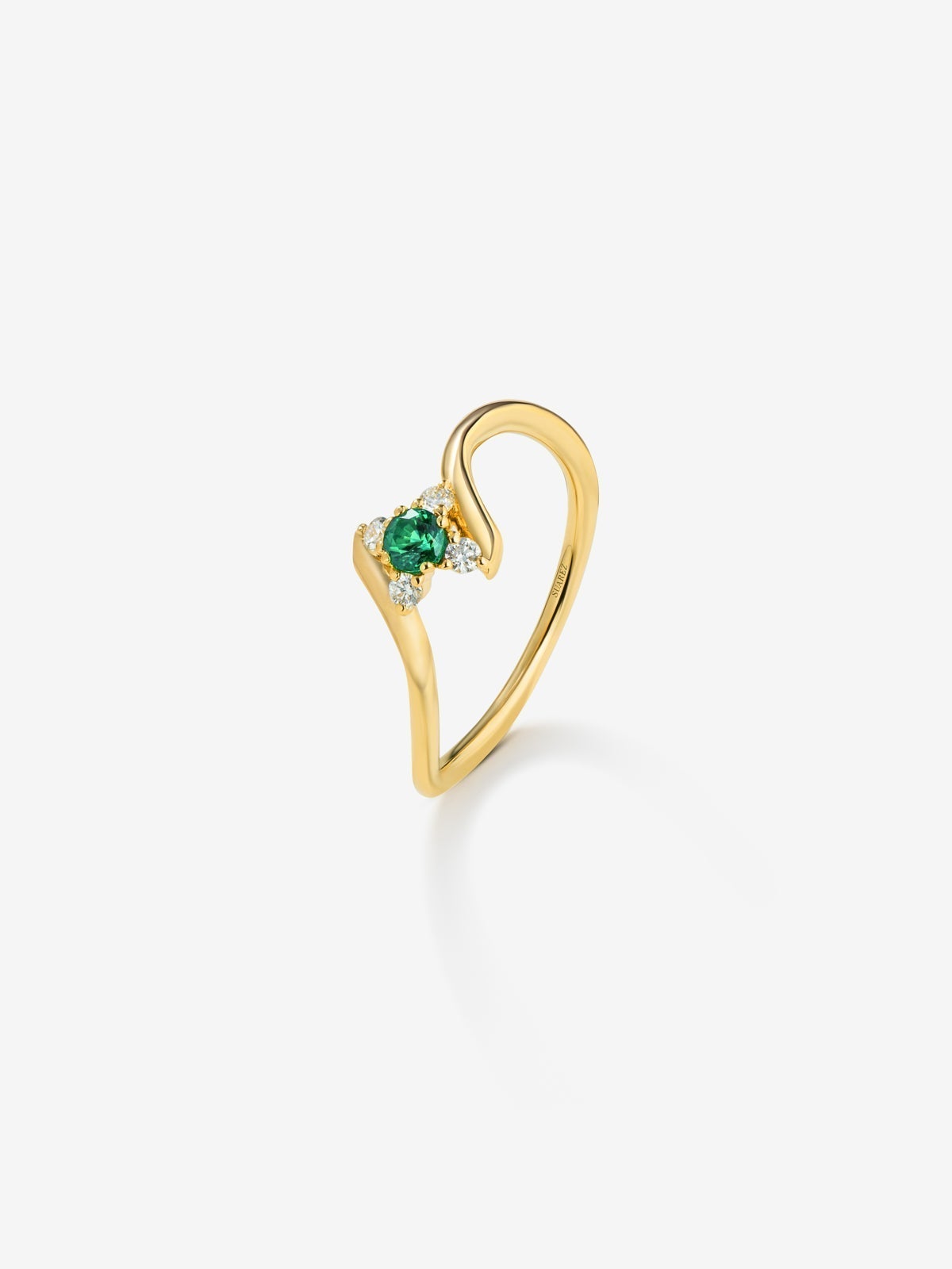 Anillo de oro amarillo de 18K con esmeralda verde en talla brillante de 0,088 cts y 4 diamantes en talla brillante con un total de 0,08 cts