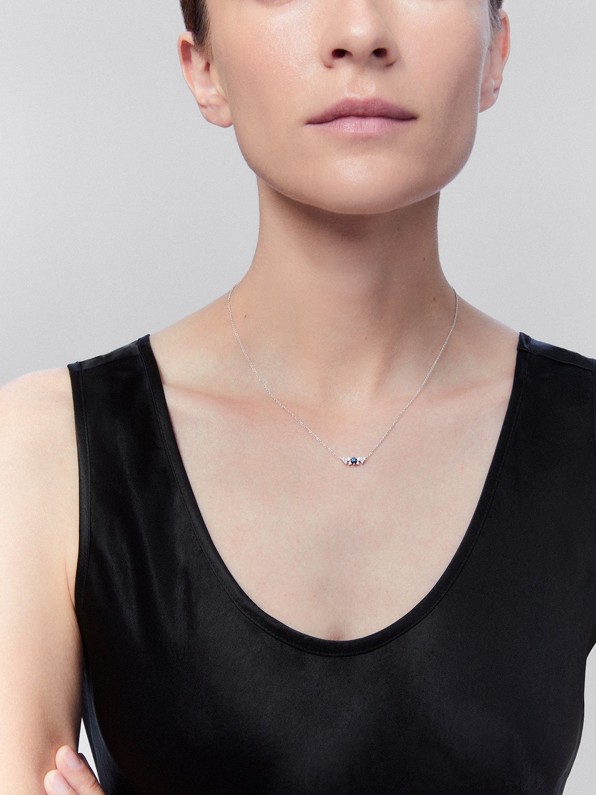 18K white gold pendant chain with sapphire and diamonds.
