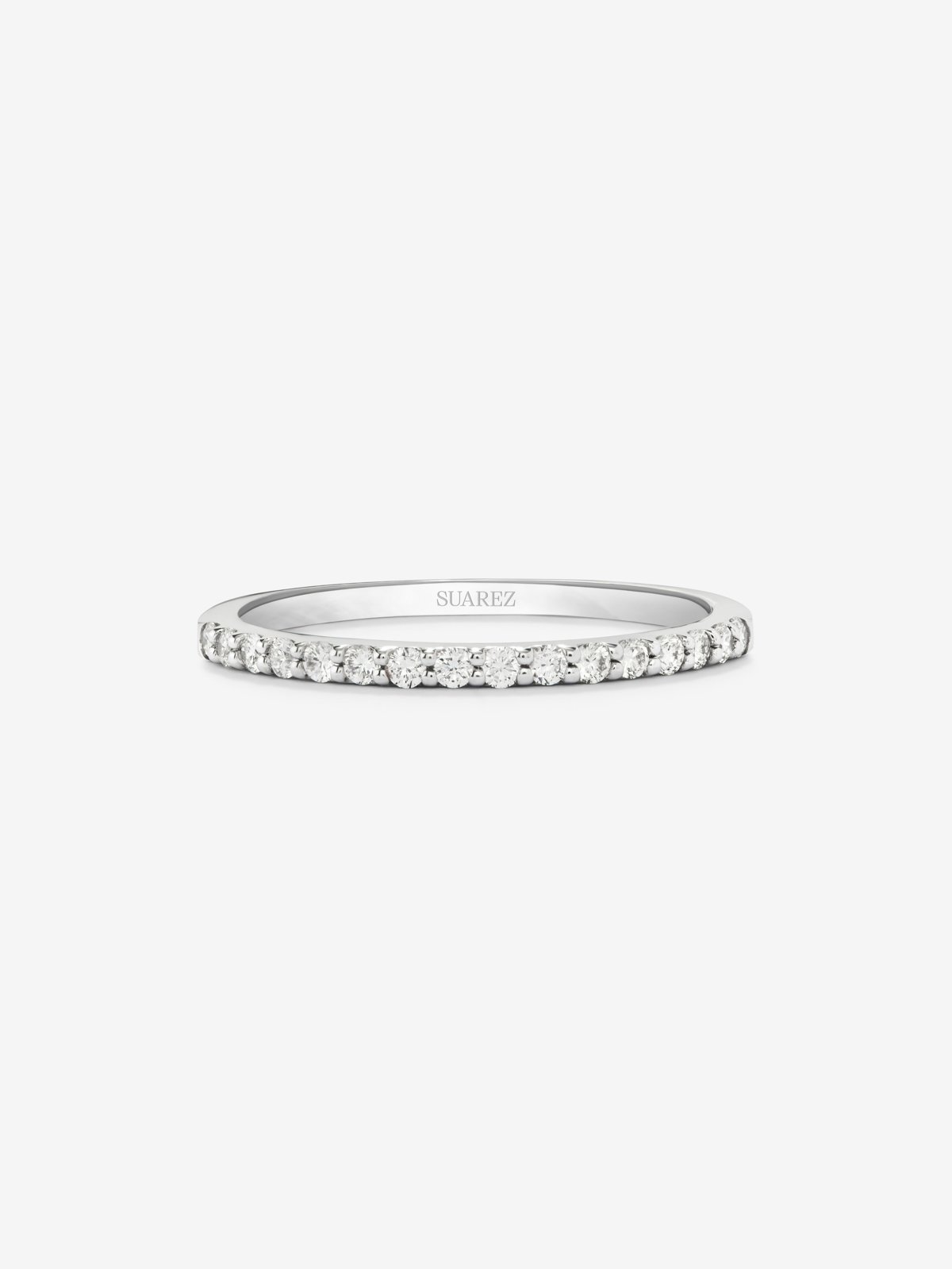 Media alianza de oro blanco de 18K con 16 diamantes en talla brillante con un total de 0,2 cts