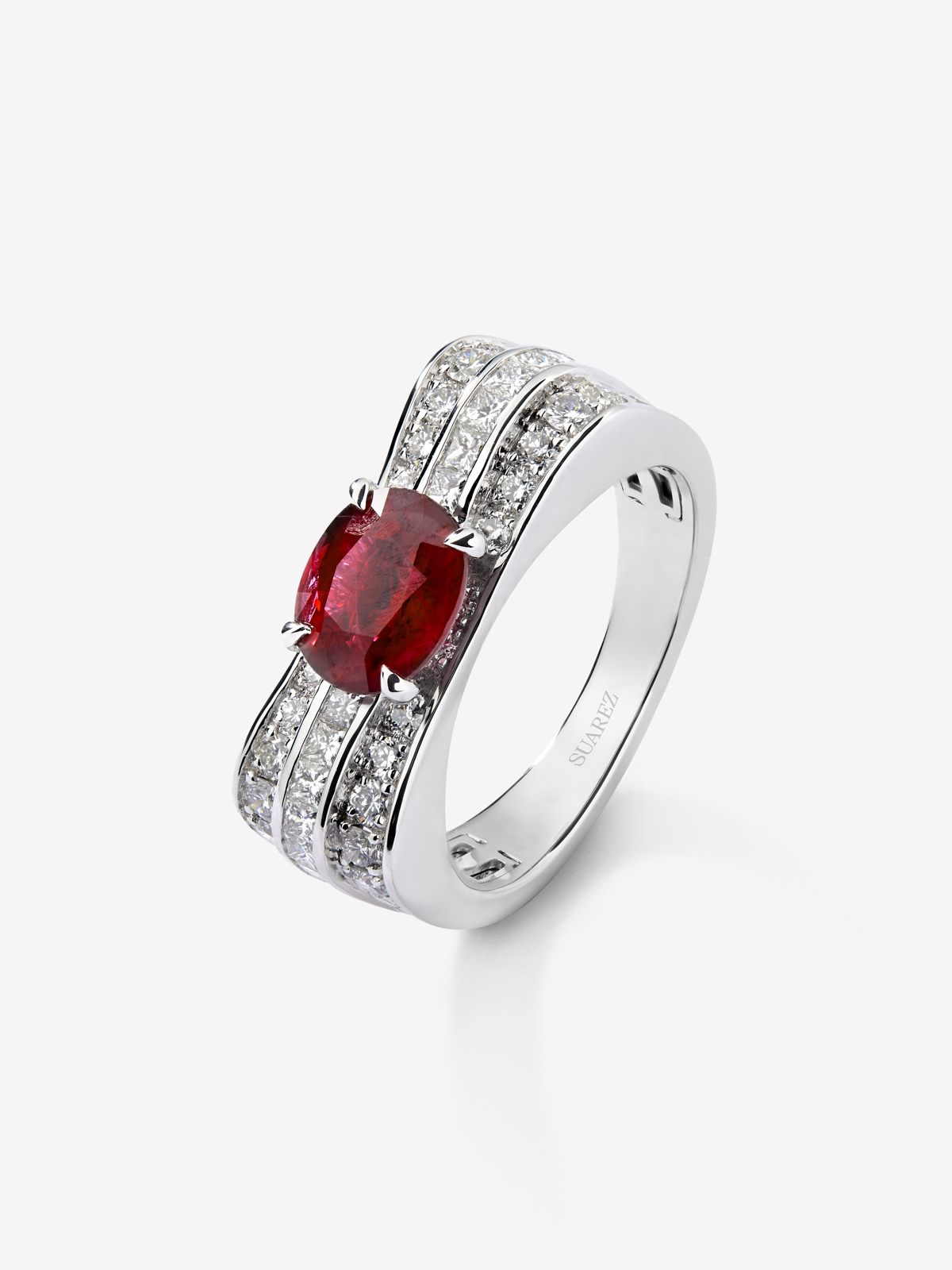 18K White Gold Ring with Red Pigeon Blod Rub