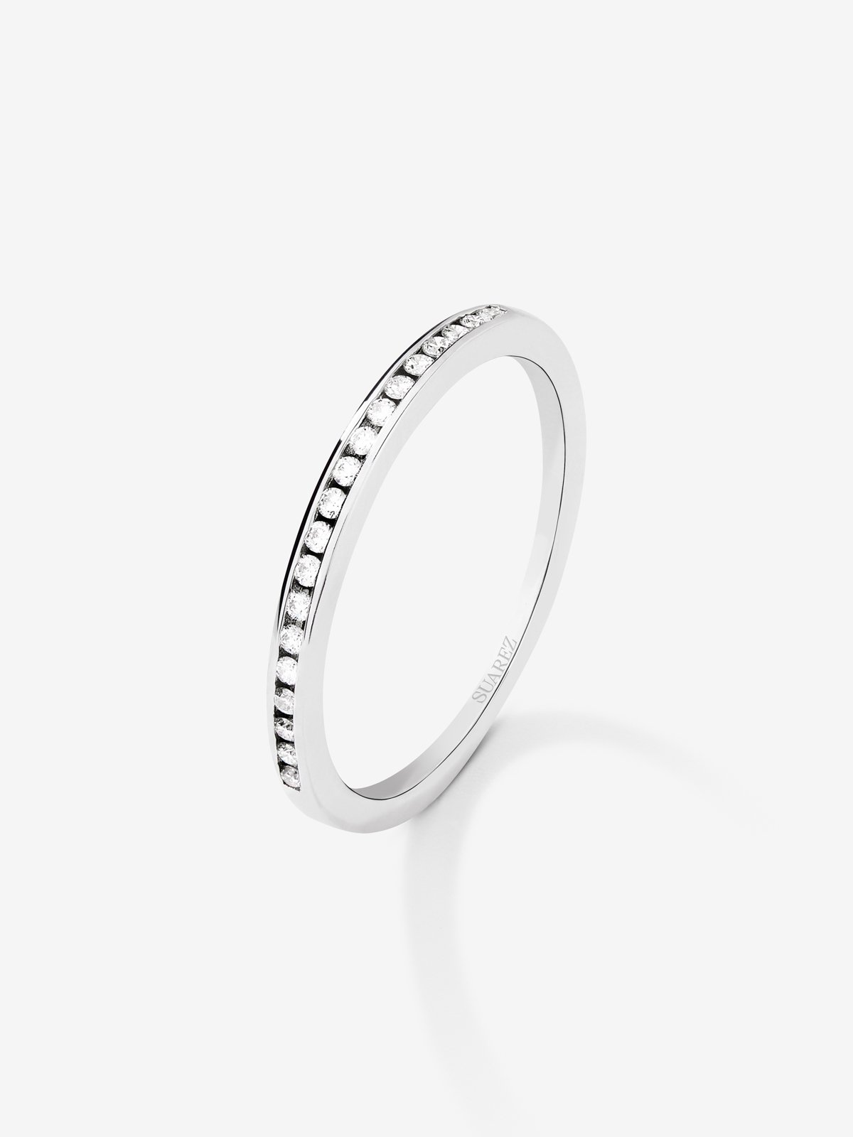 Media alianza de oro blanco de 18K con 19 diamantes en talla brillante con un total de 0,1 cts