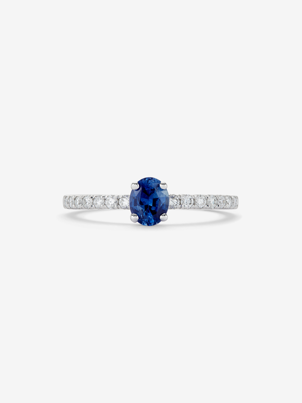18K white gold ring with oval sapphire of 0.63 cts and 16 brilliant-cut diamonds with a total of 0.21 cts