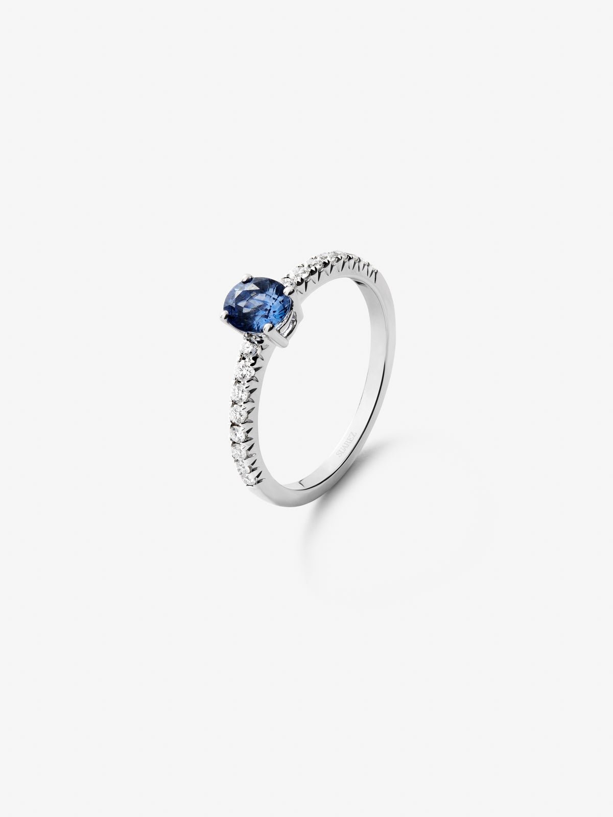 18K white gold solitaire ring with oval-cut blue sapphire of 0.89 cts and 16 brilliant-cut diamonds with a total of 0.3 cts