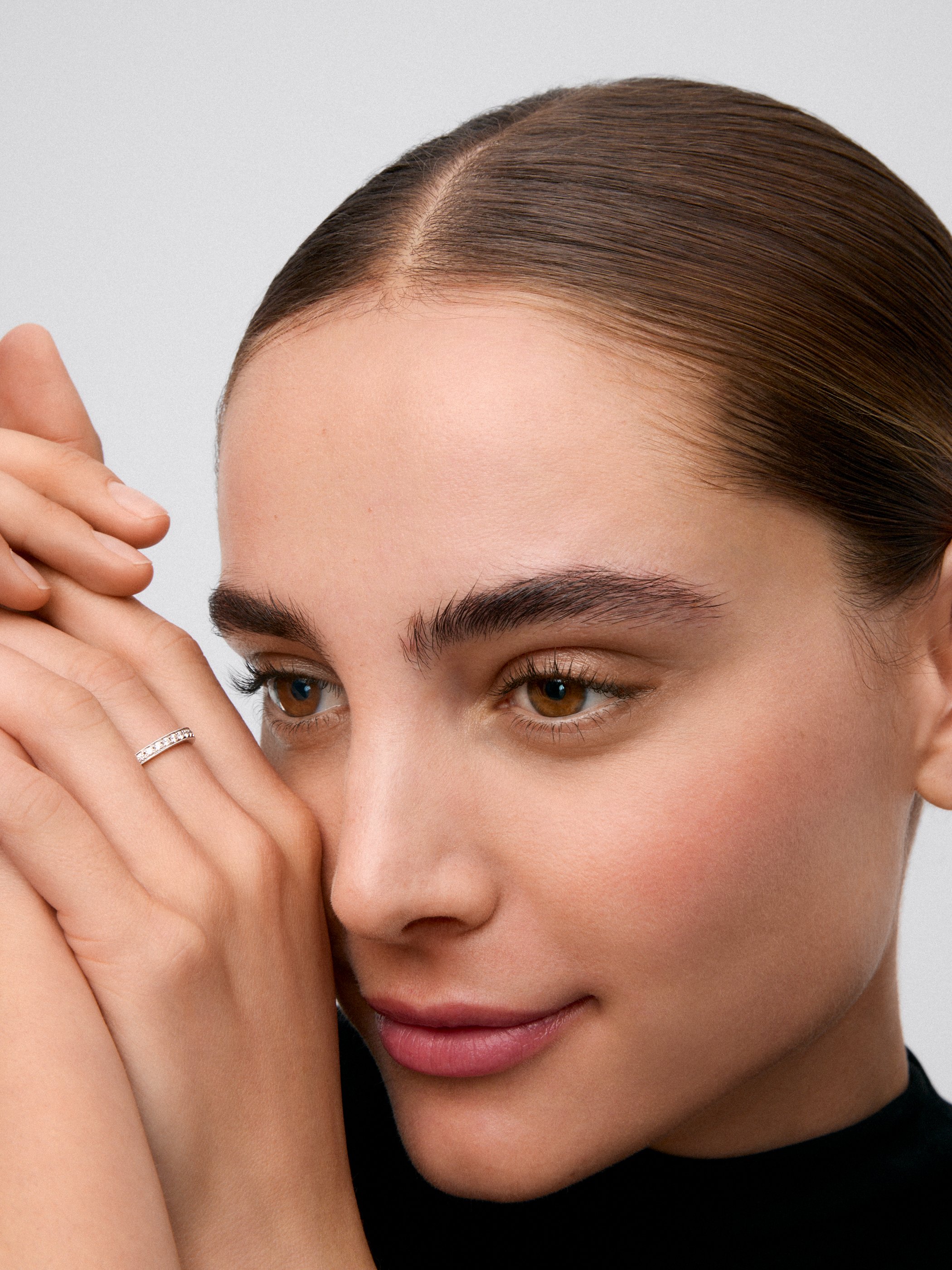Half ring in 18K white gold with 16 brilliant-cut diamonds with a total of 0.29 cts