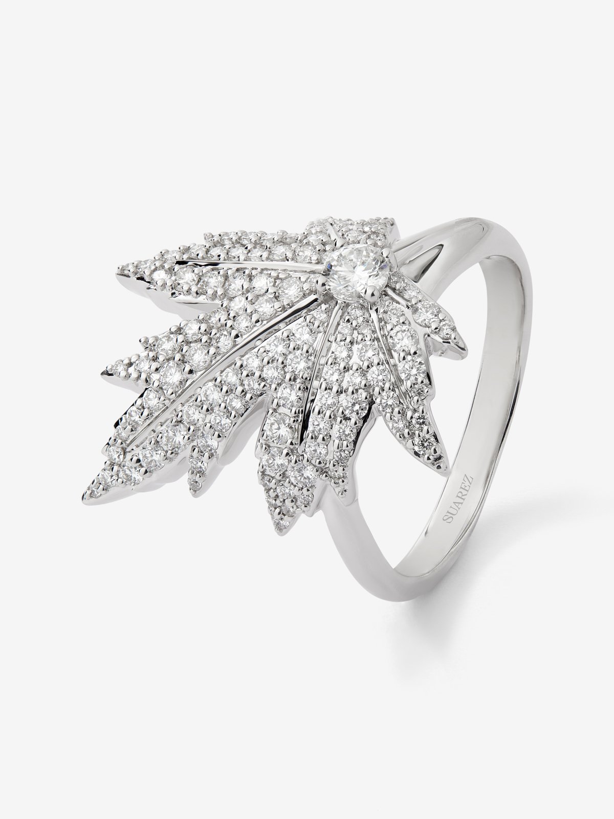 18K white gold ring with a 0.16 ct central brilliant-cut diamond, diamond pavé, and a maple leaf design