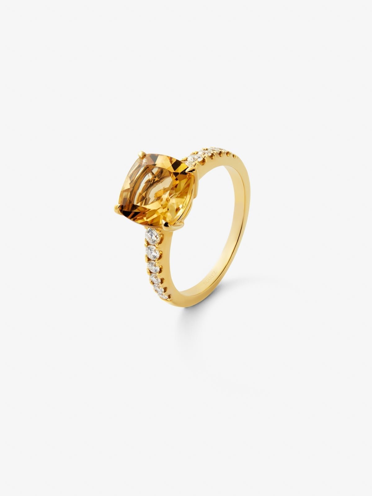 Anillo de oro amarillo de 18K con cuarzo citrino en talla cushion de 2,7 cts y 12 diamantes en talla brillante con un total de 0,3 cts