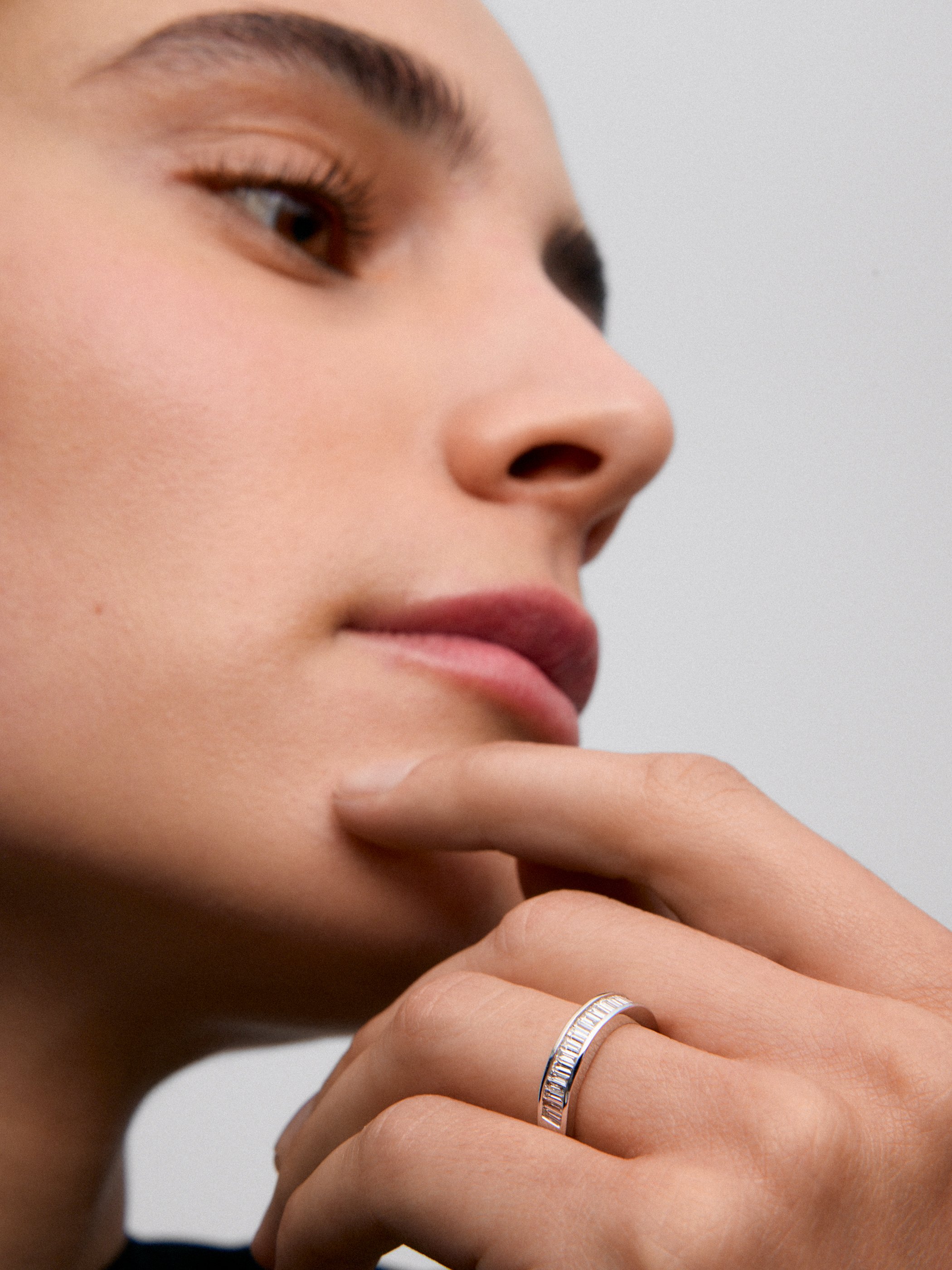 Media alianza de oro blanco de 18K con 25 diamantes en talla baguette con un total de 0,63 cts