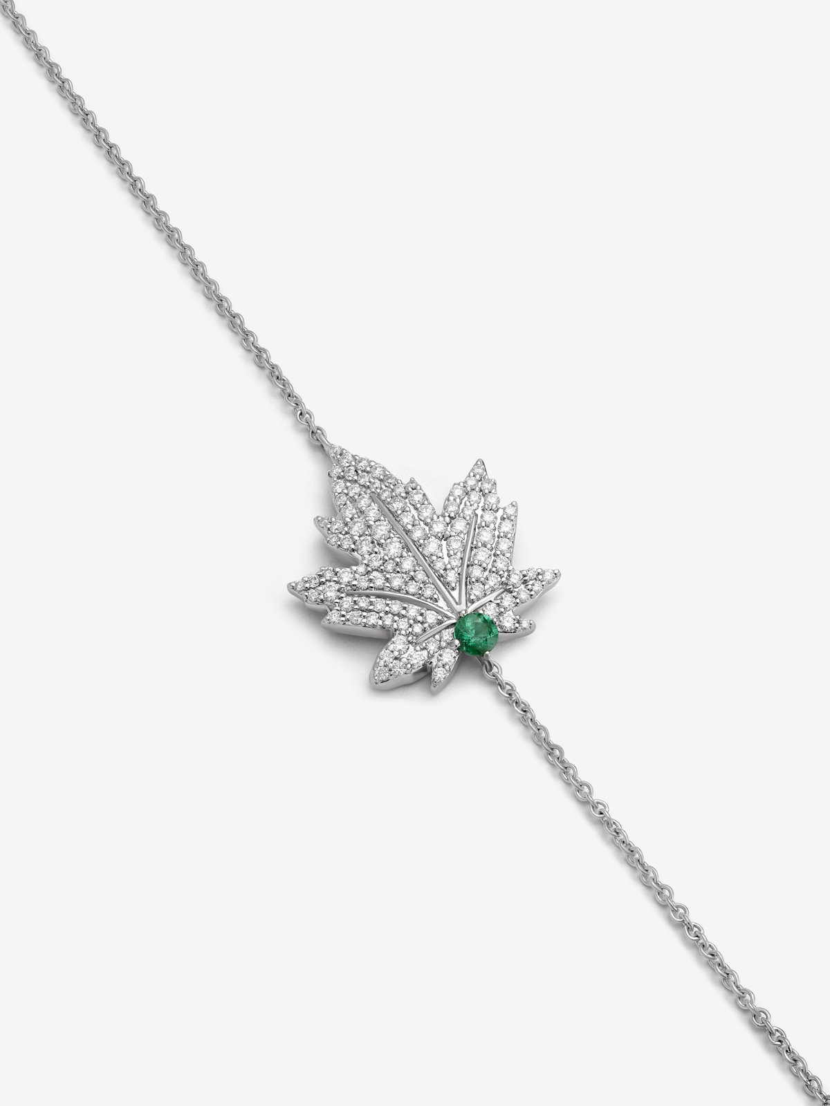 Pulsera de oro blanco de 18K con esmeralda central de 0,1 cts, pavé de diamantes y forma de hoja de arce