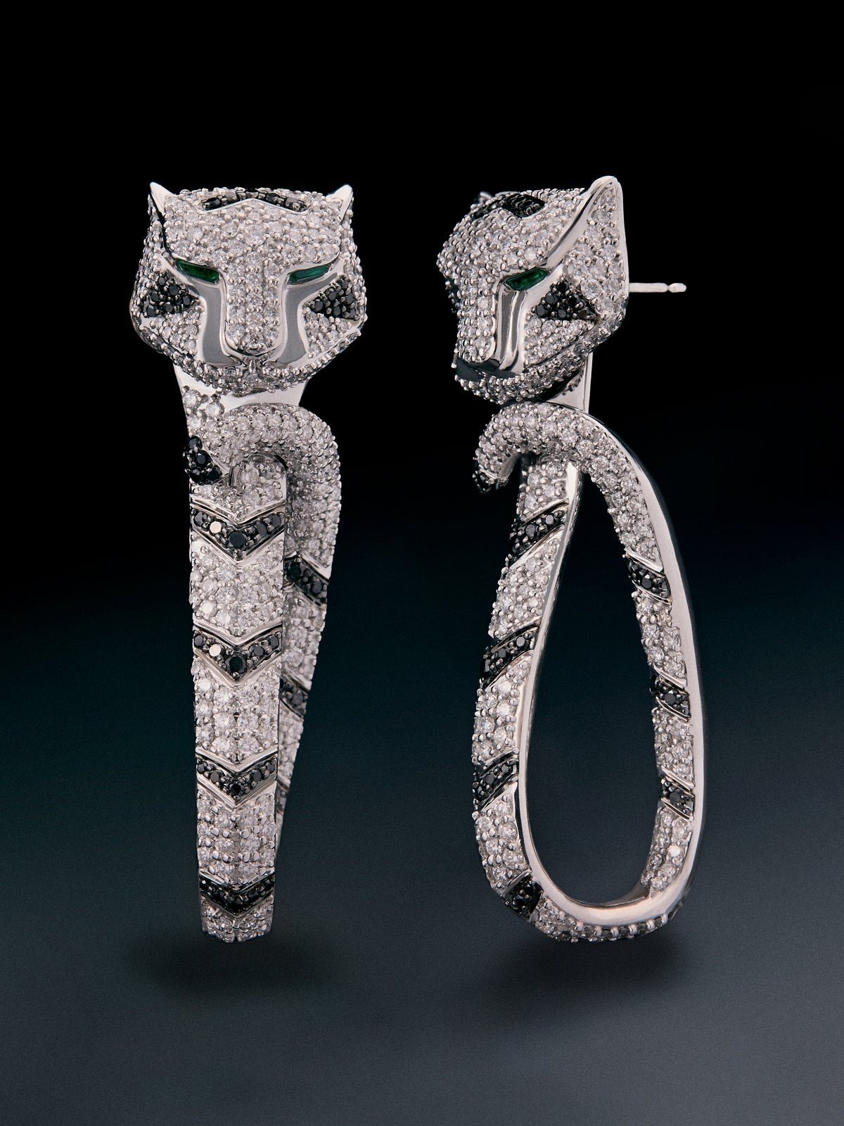 18K white gold earrings with 548 brilliant-cut white diamonds with a total of 2.68 cts, 90 black diamonds with a total of 0.47 cts, and 2 trapezoid-cut emeralds with a total of 0.26 cts shaped tiger