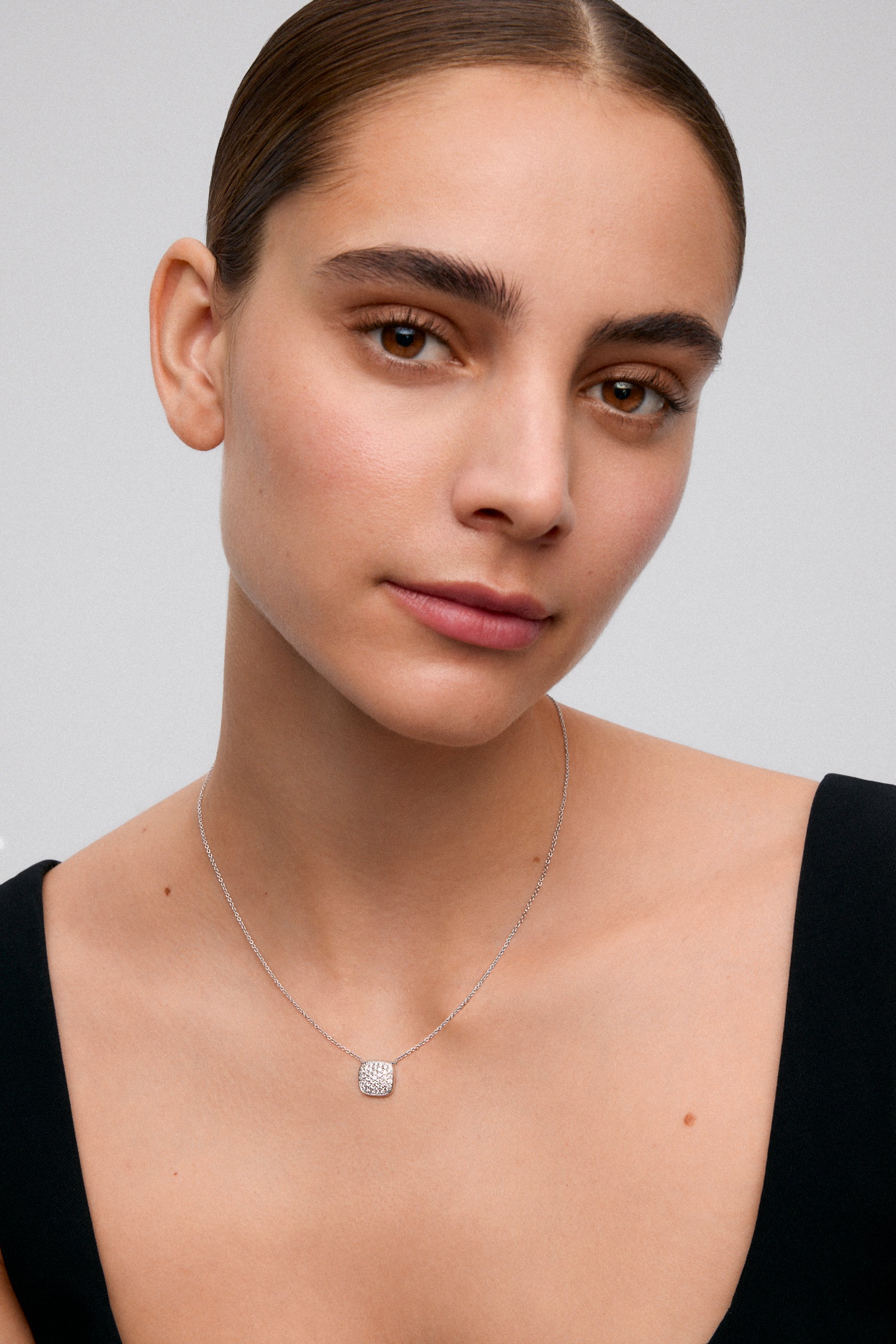Colgante de oro blanco de 18K con motivo central geométrico con pavé de diamantes en talla brillante