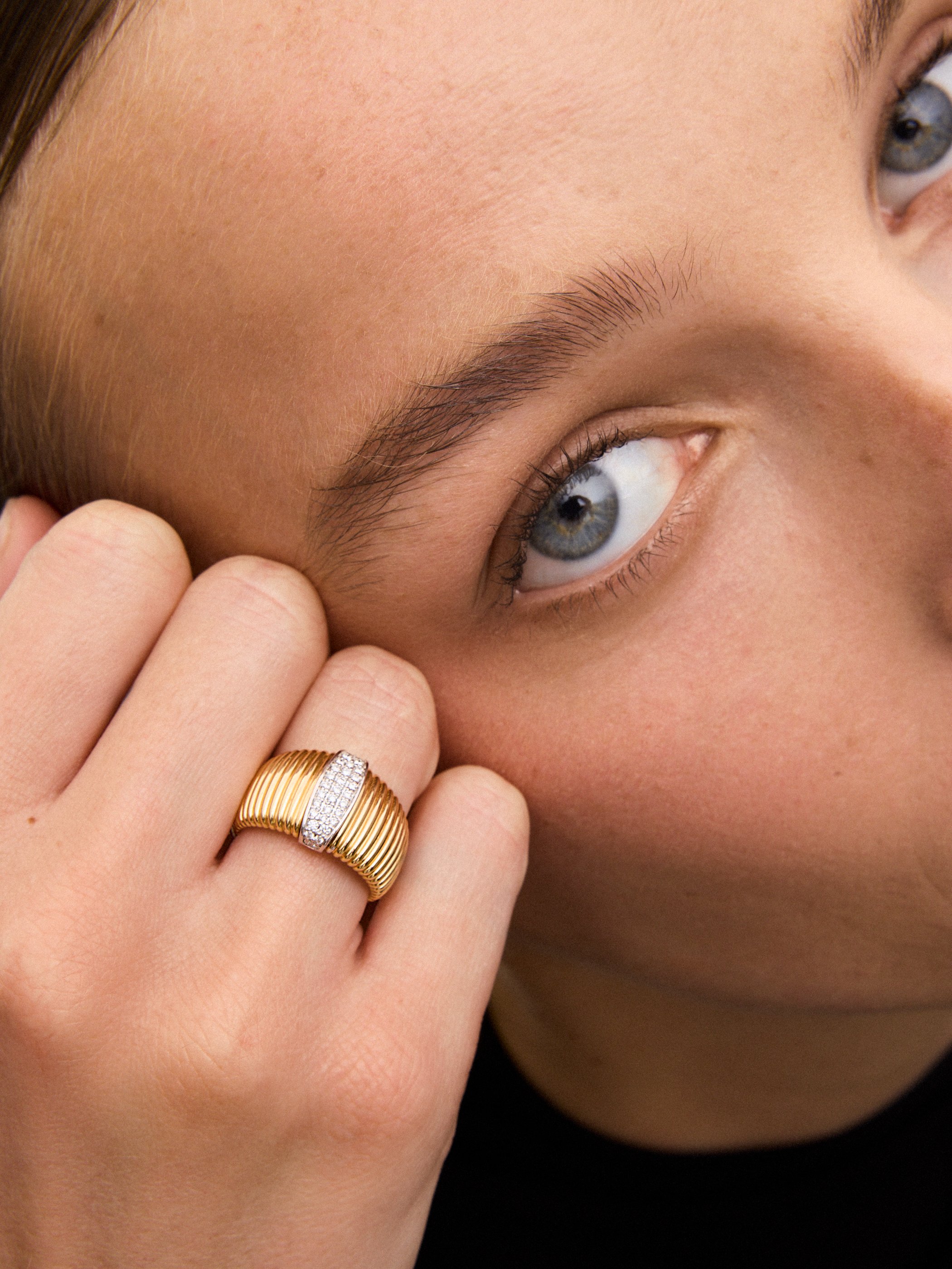 18K Yellow Gold Fluted Ring with Pavé Diamond