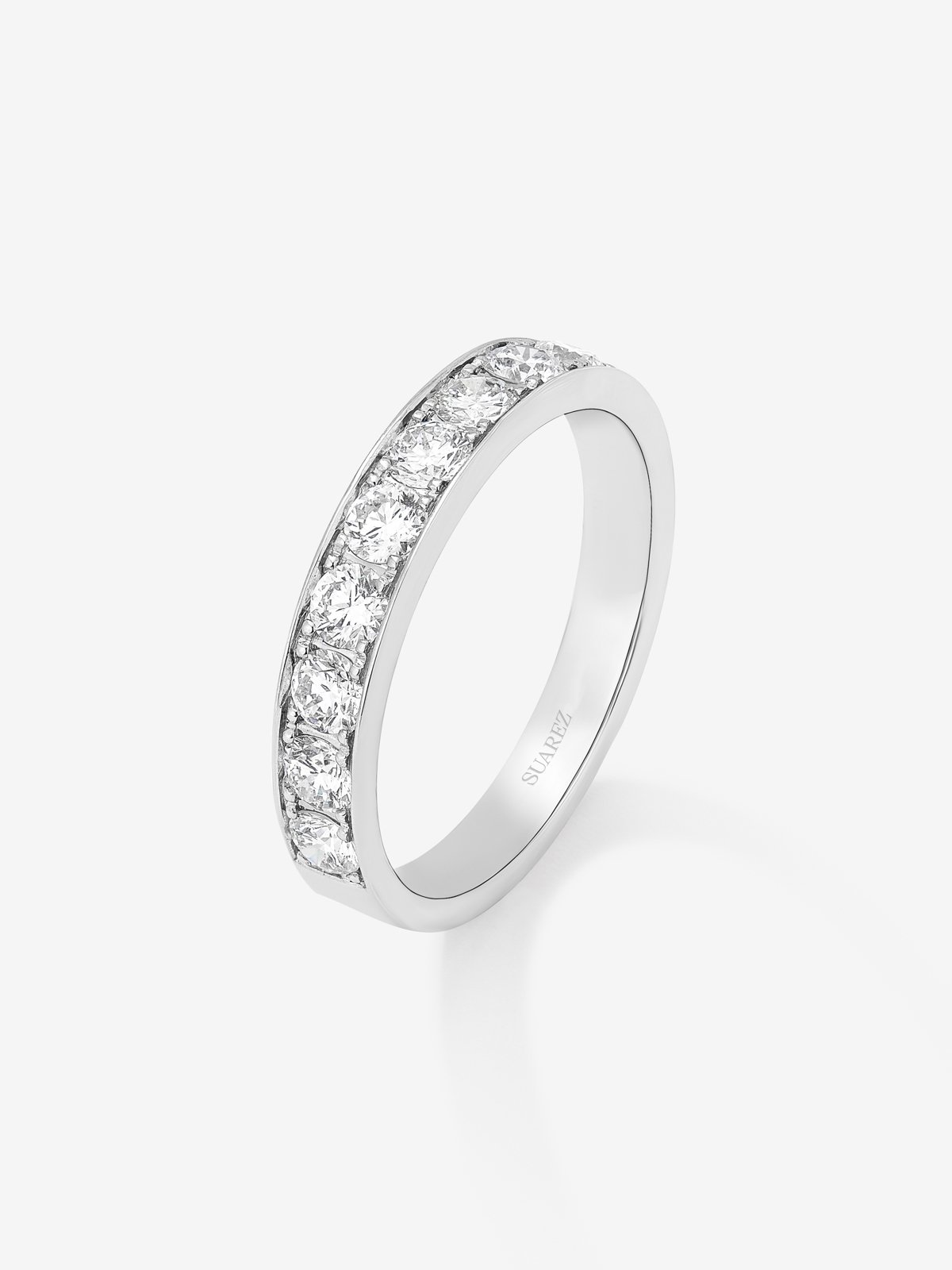 Media alianza de oro blanco de 18K con 10 diamantes en talla brillante con un total de 0,7 cts
