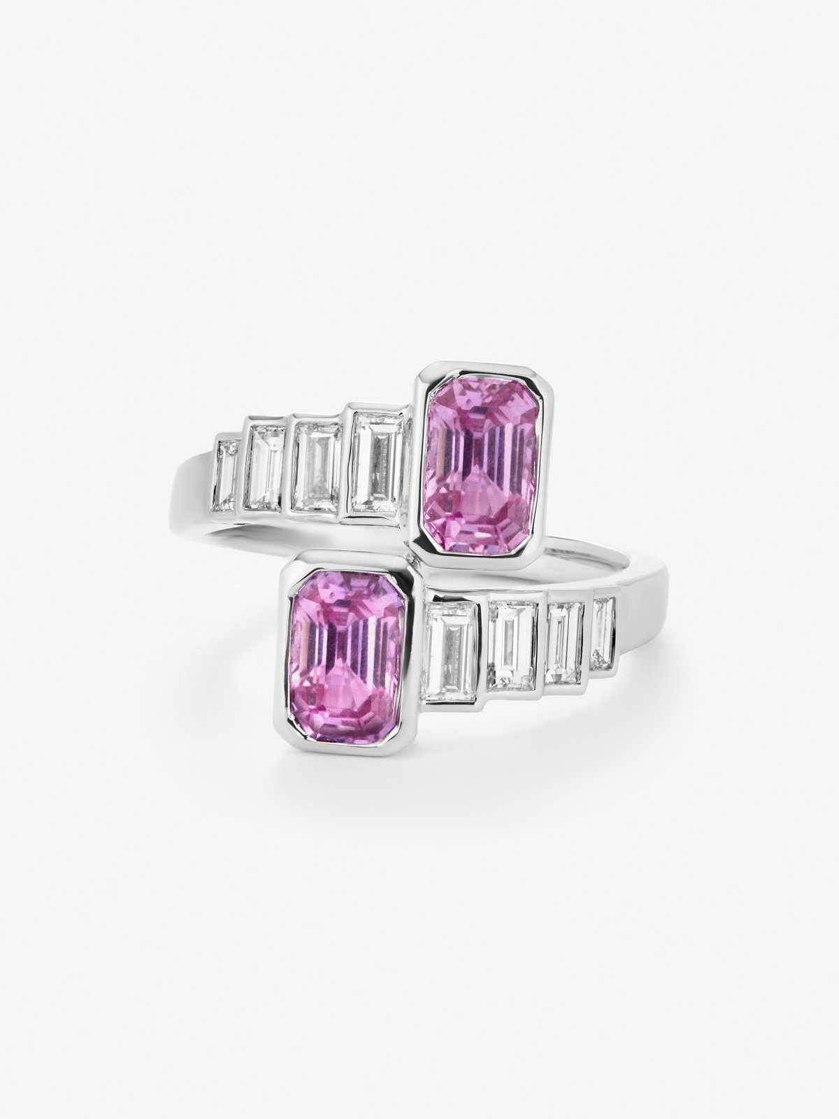 Anillo tú y yo de oro blanco de 18K con 2 zafiros rosas en talla octogonal con un total de 2,51 cts y 8 diamantes en talla baguette con un total de 0,72 cts