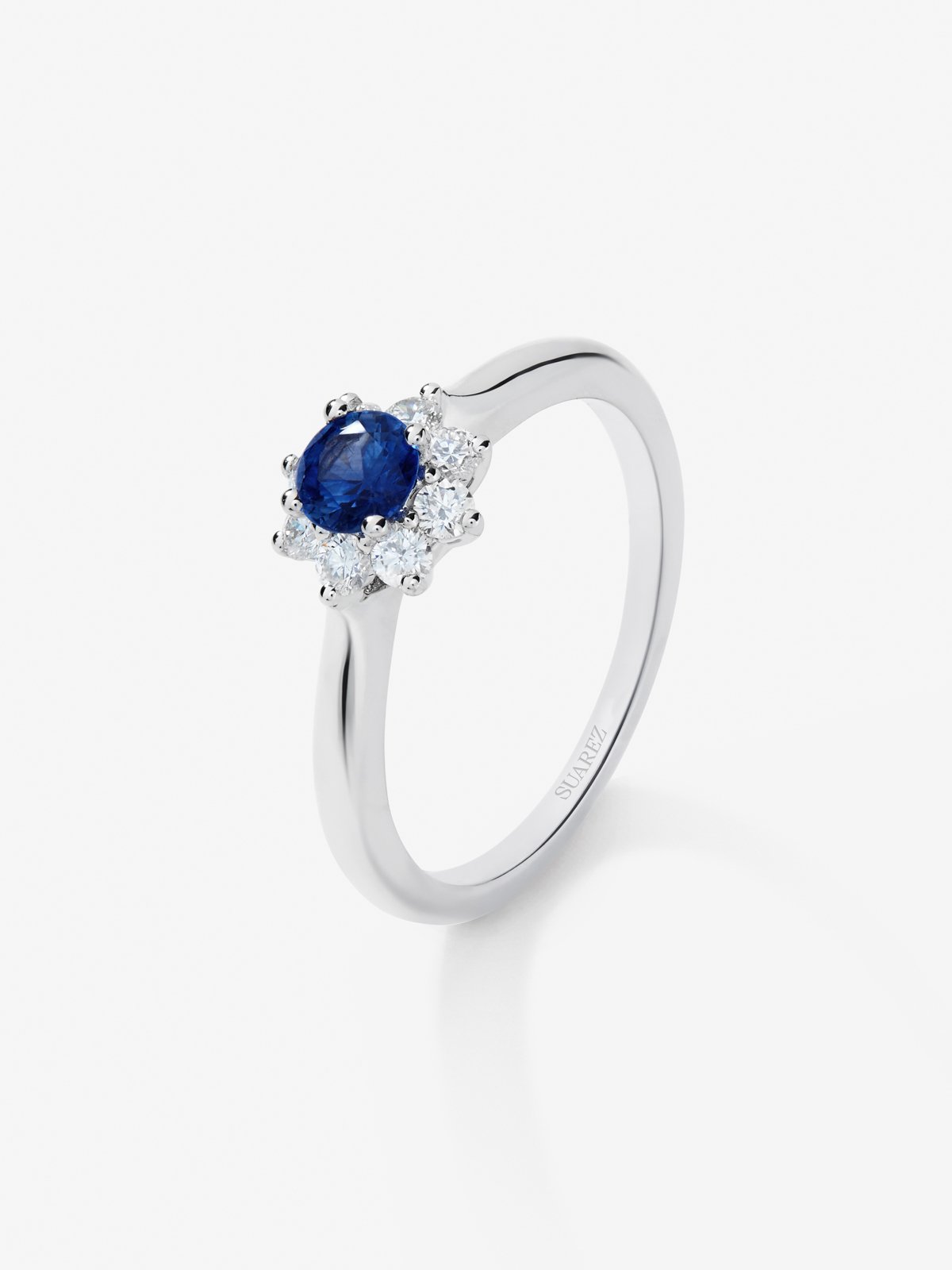 Anillo de oro blanco de 18K con zafiro azul royal en talla brillante de 0,38 cts y diamantes blancos en talla brillante de 0,28 cts