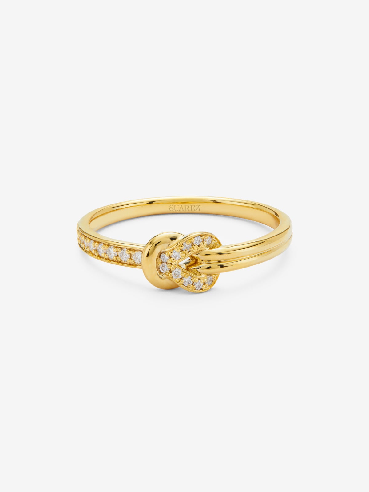 Anillo de oro amarillo de 18K con 15 diamantes en talla brillante con un total de 0,09 cts y forma de nudo