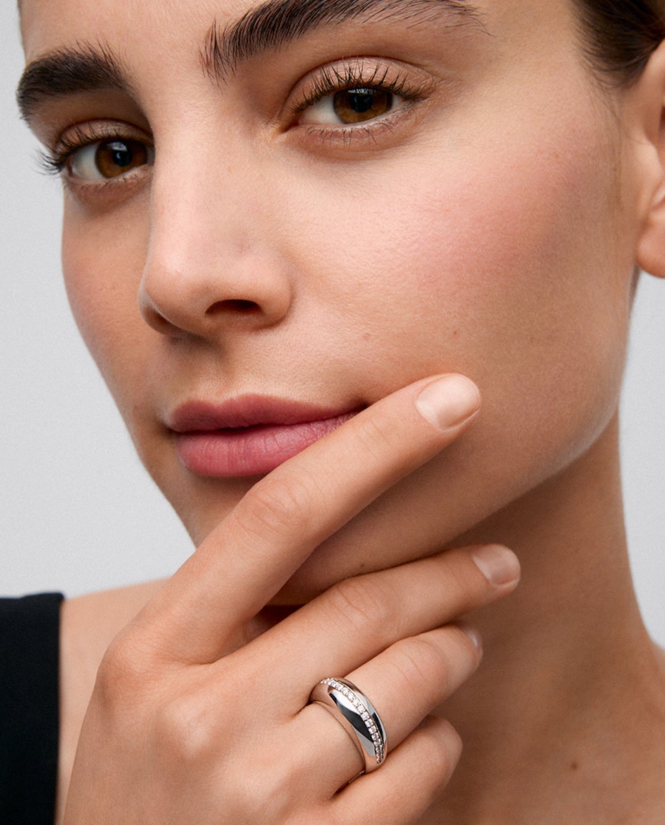 18K White Gold Ring with Brilliant-Cut Pavé Diamonds