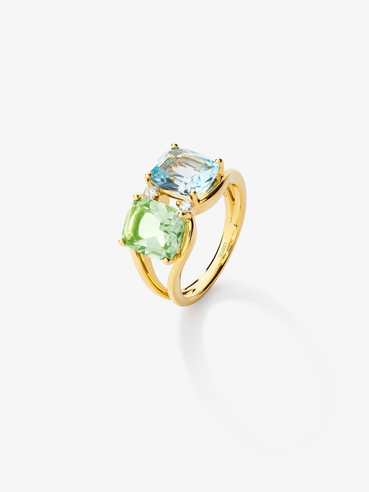 Anillo de oro amarillo de 18K con topacio azul sky en talla cushion de 2,75 cts, amatista verde en talla cushion de 2 cts y 2 diamantes en talla brillante con un total de 0,06 cts