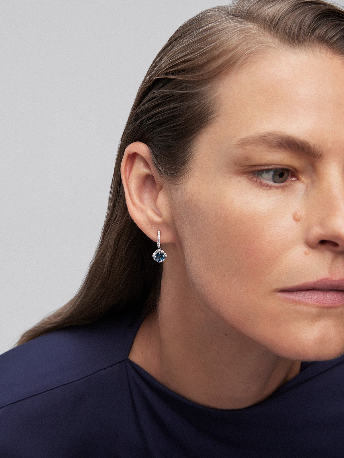 18K white gold hoop earrings with 2 cushion-cut London blue topazes with a total of 2.16 cts and 52 brilliant-cut diamonds with a total of 0.49 cts