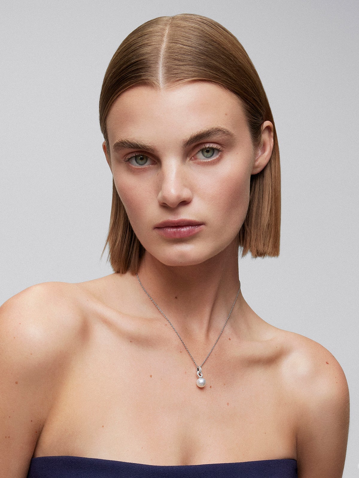 Colgante de cadena de oro blanco de 18k con aro en diamante y perla australiana de 9,5 mm