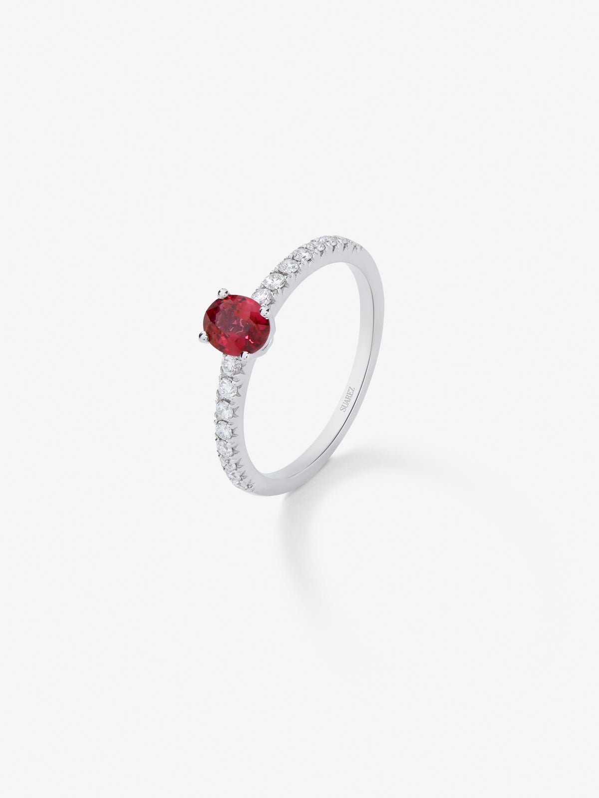 18K white gold ring with oval-cut red ruby ​​of 0.55 cts and 22 brilliant-cut diamonds with a total of 0.1 cts