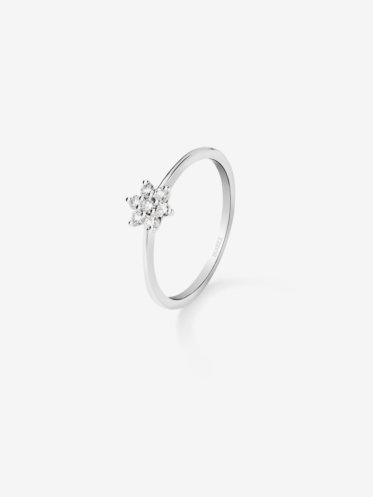 18K white gold ring with 7 brilliant-cut diamonds with a total of 0.14 cts and star shape