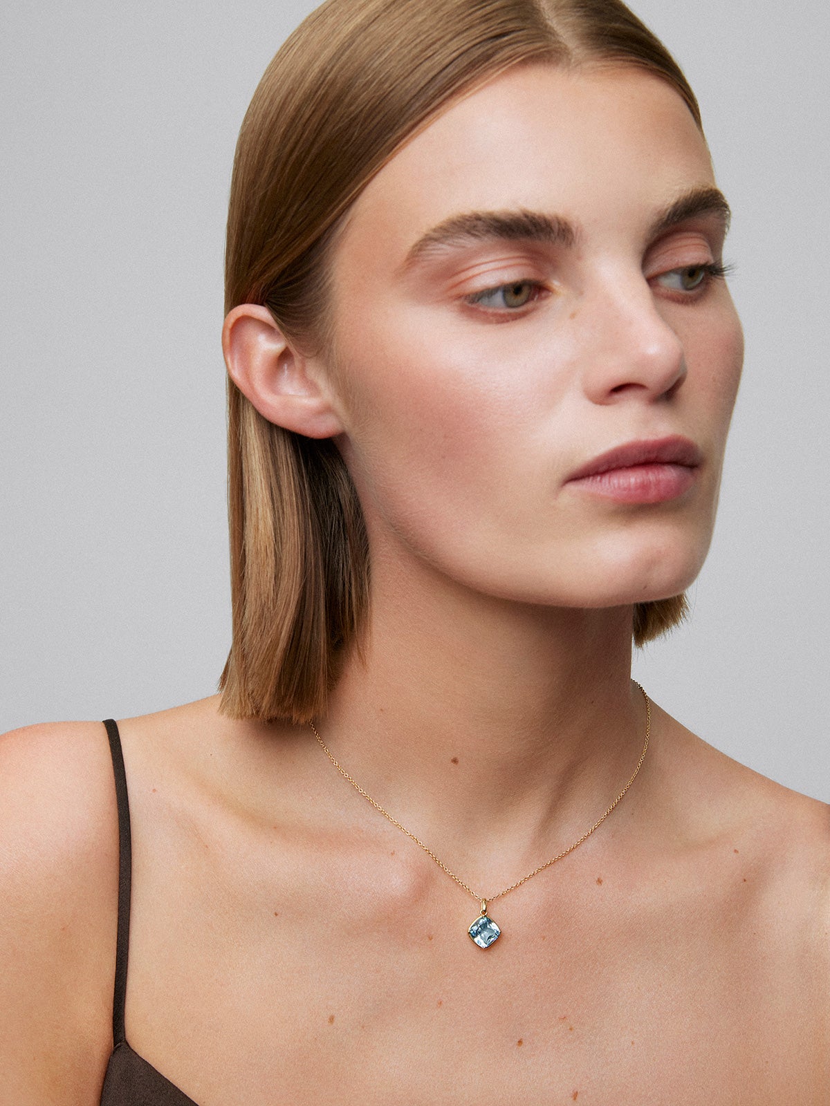 18K yellow gold pendant necklace with topaz