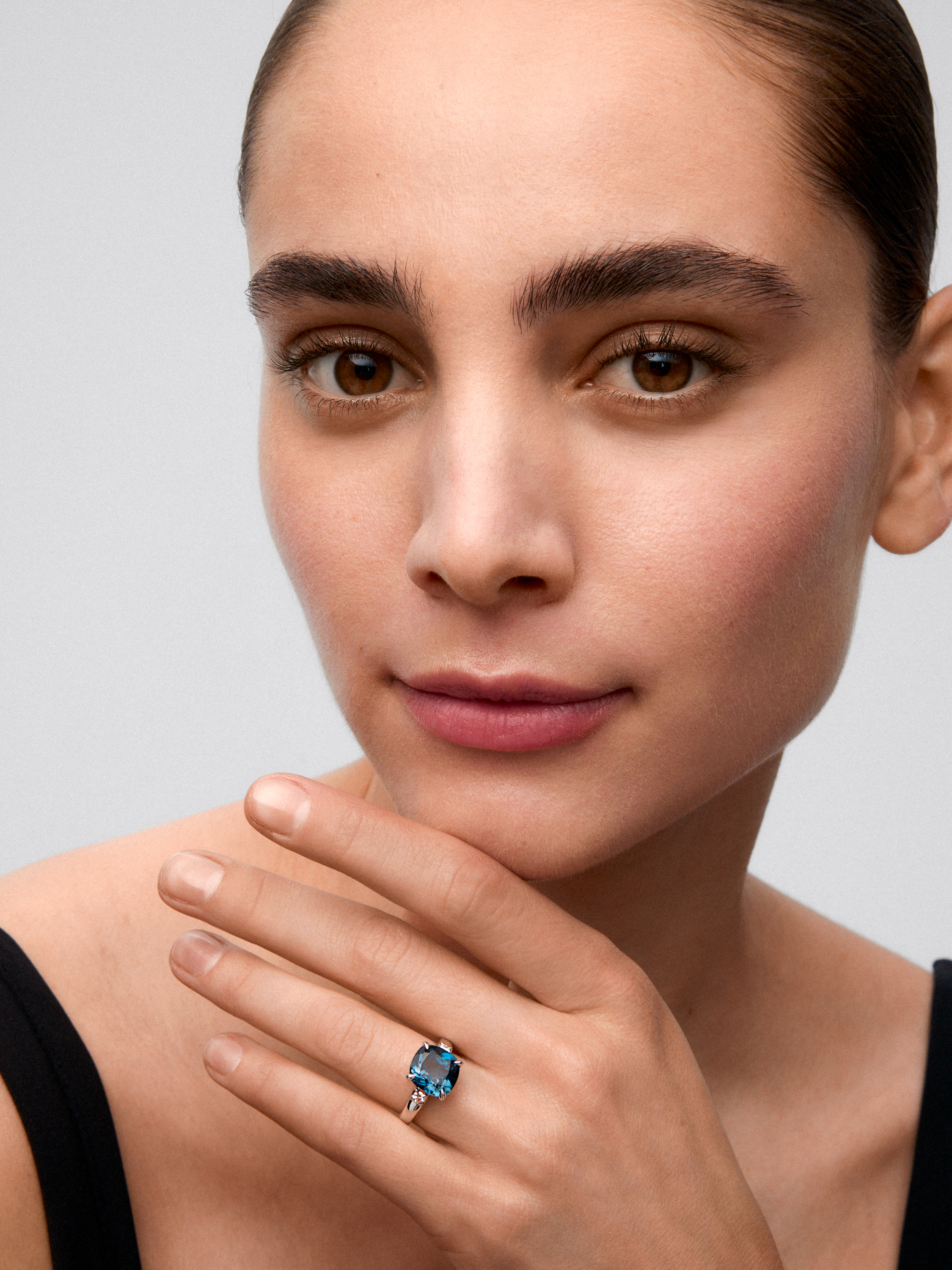 Anillo tresillo de plata 925 con topacio azul london en talla cushion de 5,08 cts y 2 diamantes en talla brillante con un total de 0,12 cts