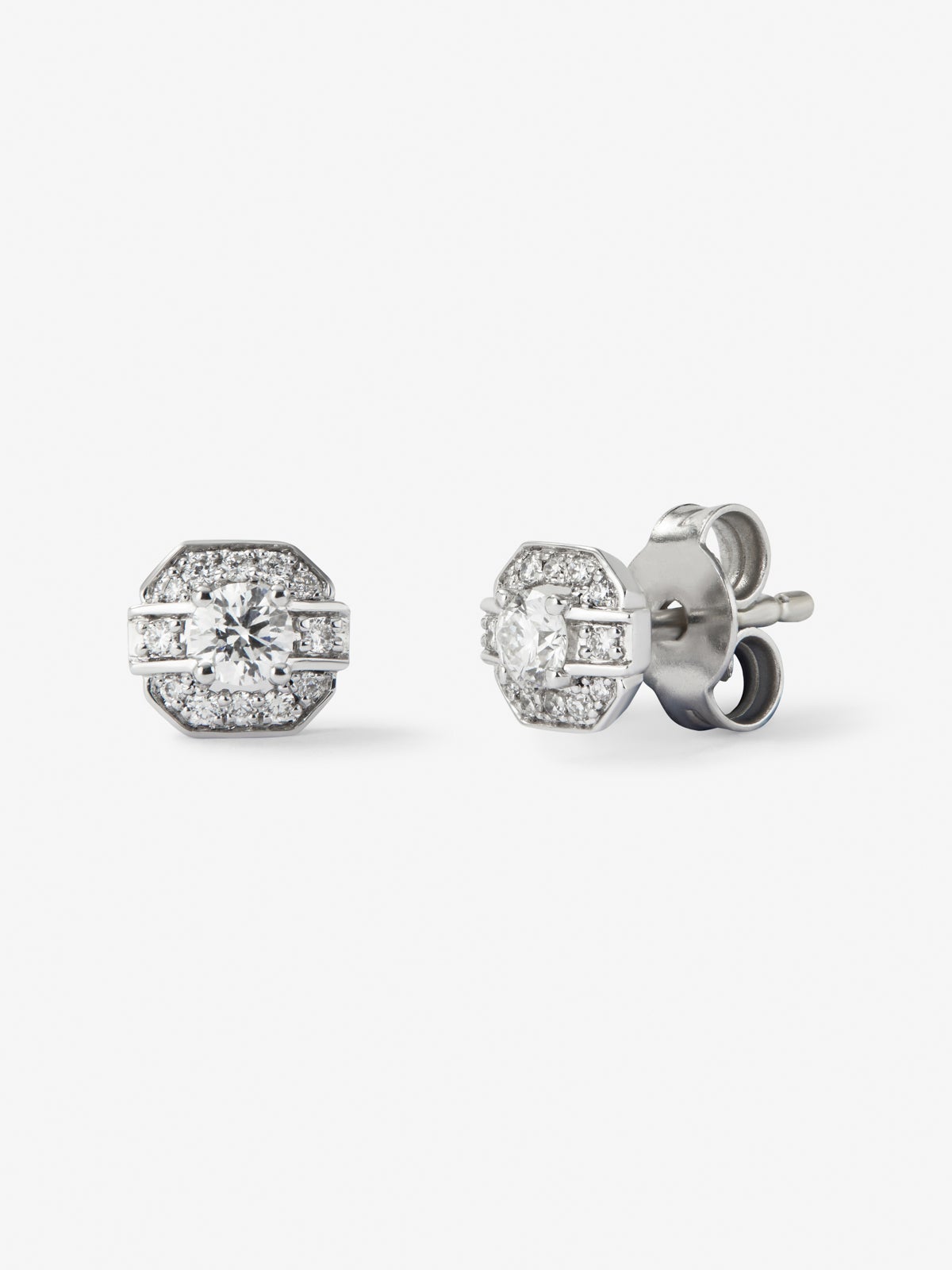 Pendientes de oro blanco de 18K con 2 diamantes centrales en talla brillante con un total de 0,2 cts y orla de 24 diamantes en talla brillante con un total de 0,1 cts