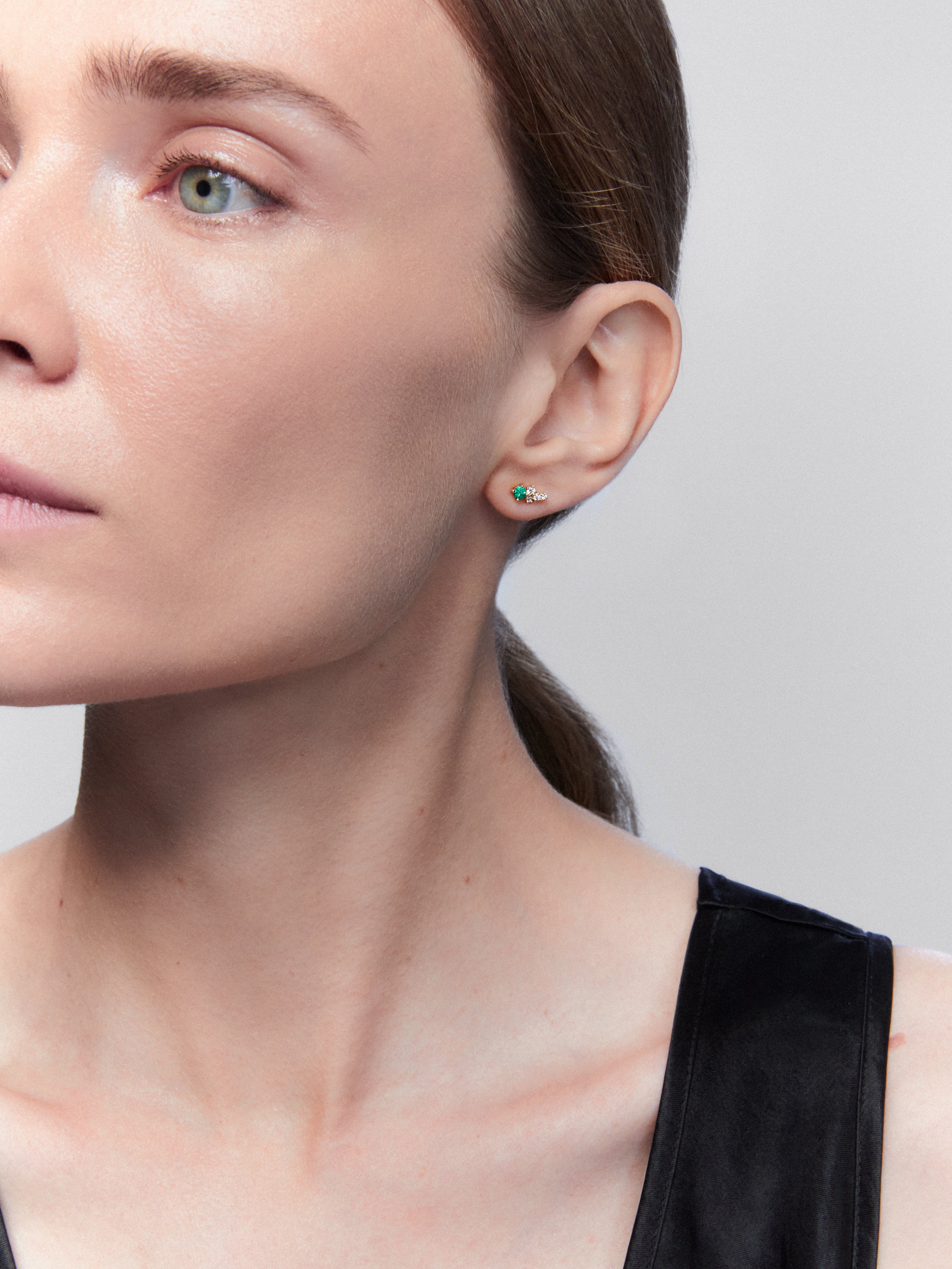 Single left earring in 18K yellow gold with emerald and diamonds.