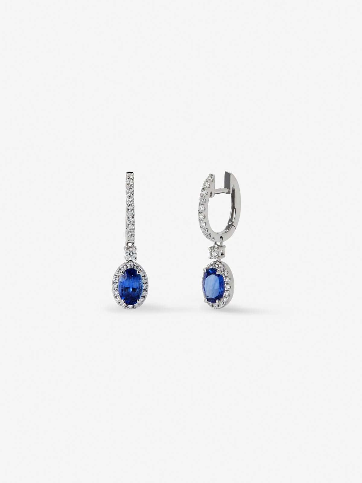 Pendientes de oro blanco de 18K con 2 zafiros azules en talla oval con un total de 0,69 cts y 36 diamantes en talla brillante con un total de 0,13 cts