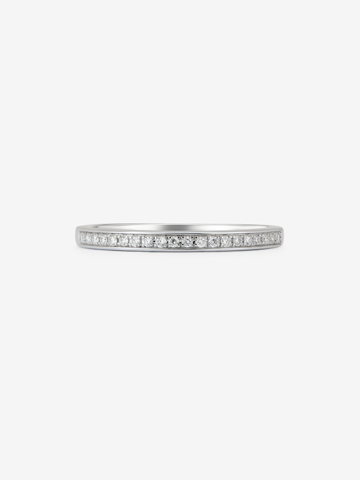 Media alianza de oro blanco de 18K con pavé de diamantes en talla brillante con un total de 0,08 cts