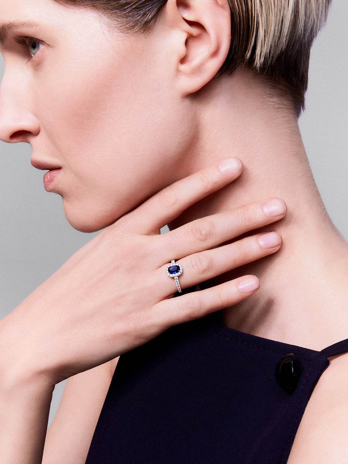 18K white gold ring with cushion-cut royal blue sapphire of 1.24 cts and border and arm of 30 brilliant-cut diamonds with a total of 0.38 cts