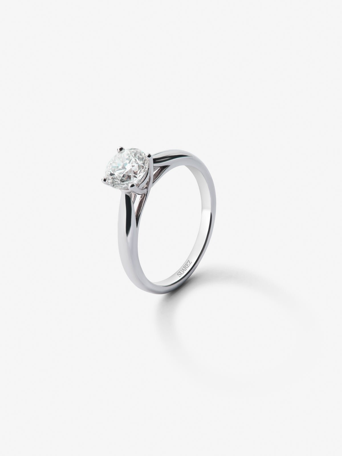 Anillo solitario de compromiso de oro blanco de 18K con diamante central de 1 quilate