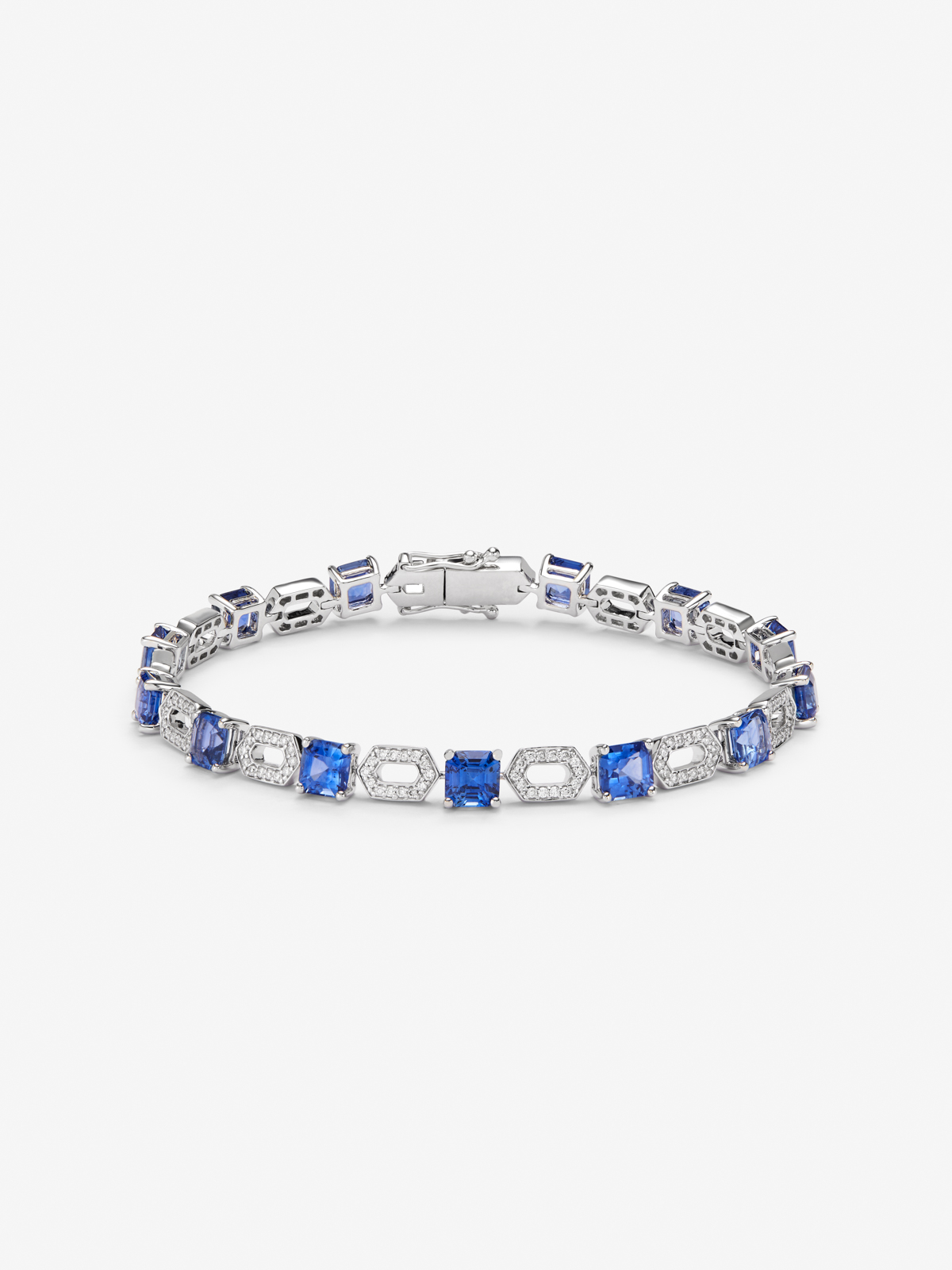 18K White Gold Bracelet with blue sapphiros in octagonal size of 9.37 cts and white diamonds in bright size of 0.69 cts