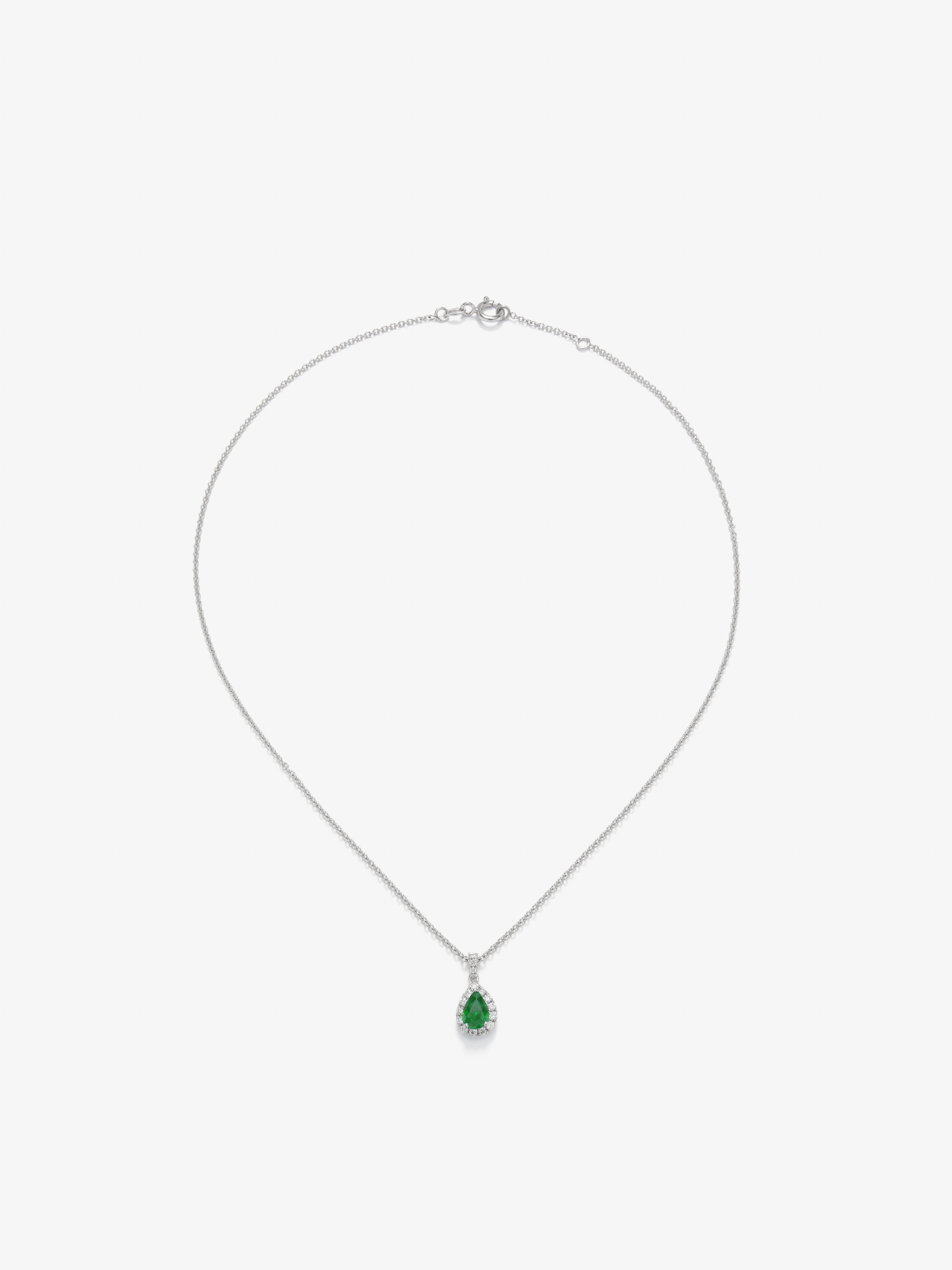 18K white gold pendant with emerald and brilliant cut diamonds with a total of 0.15 cts