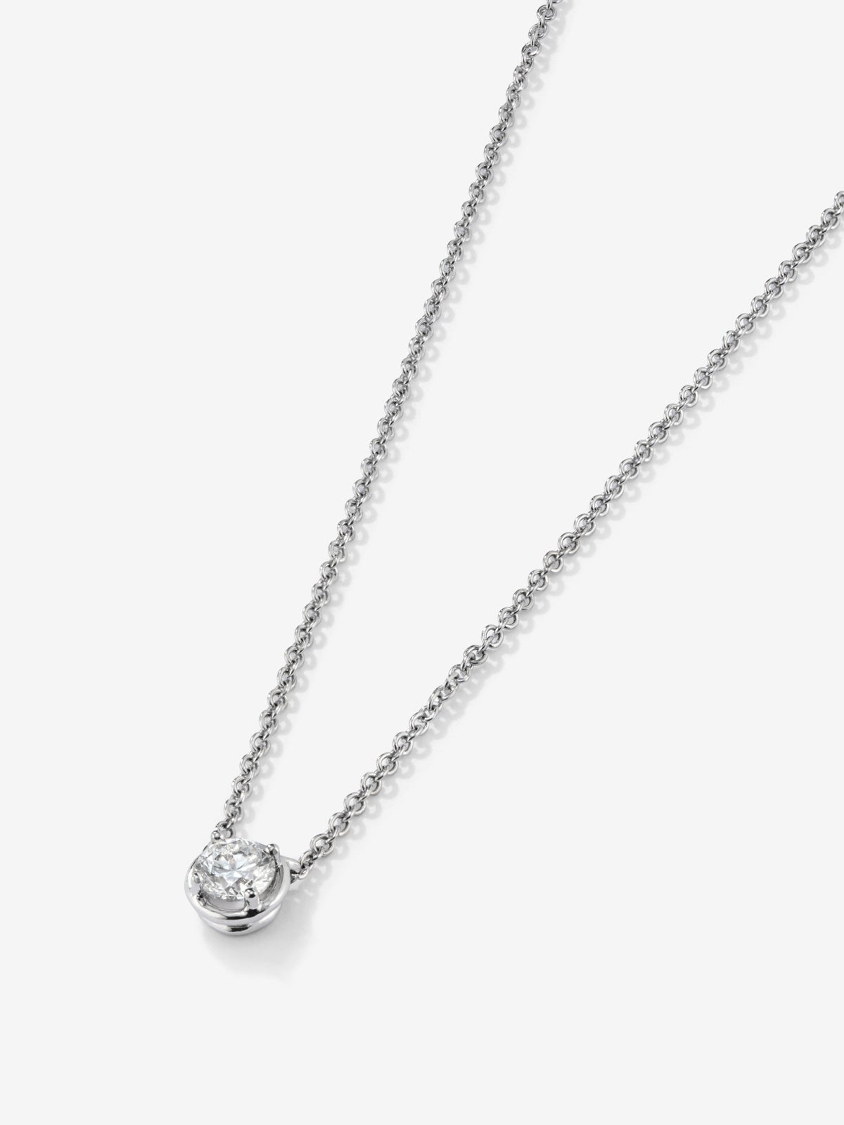 18K white gold chain pendant with solitary diamond