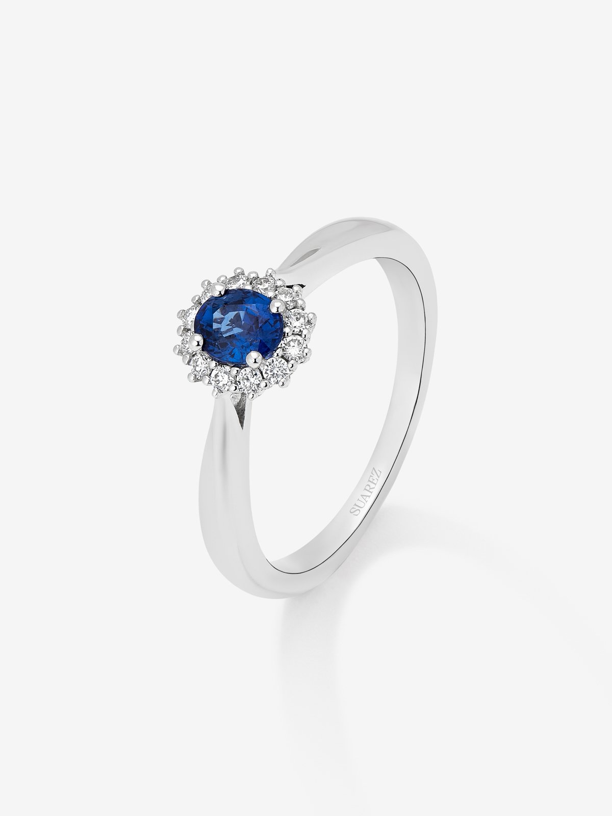 18K white gold ring with 0,82 cts oval-cut royal blue sapphire and brilliant-cut diamonds totaling 0,32 cts