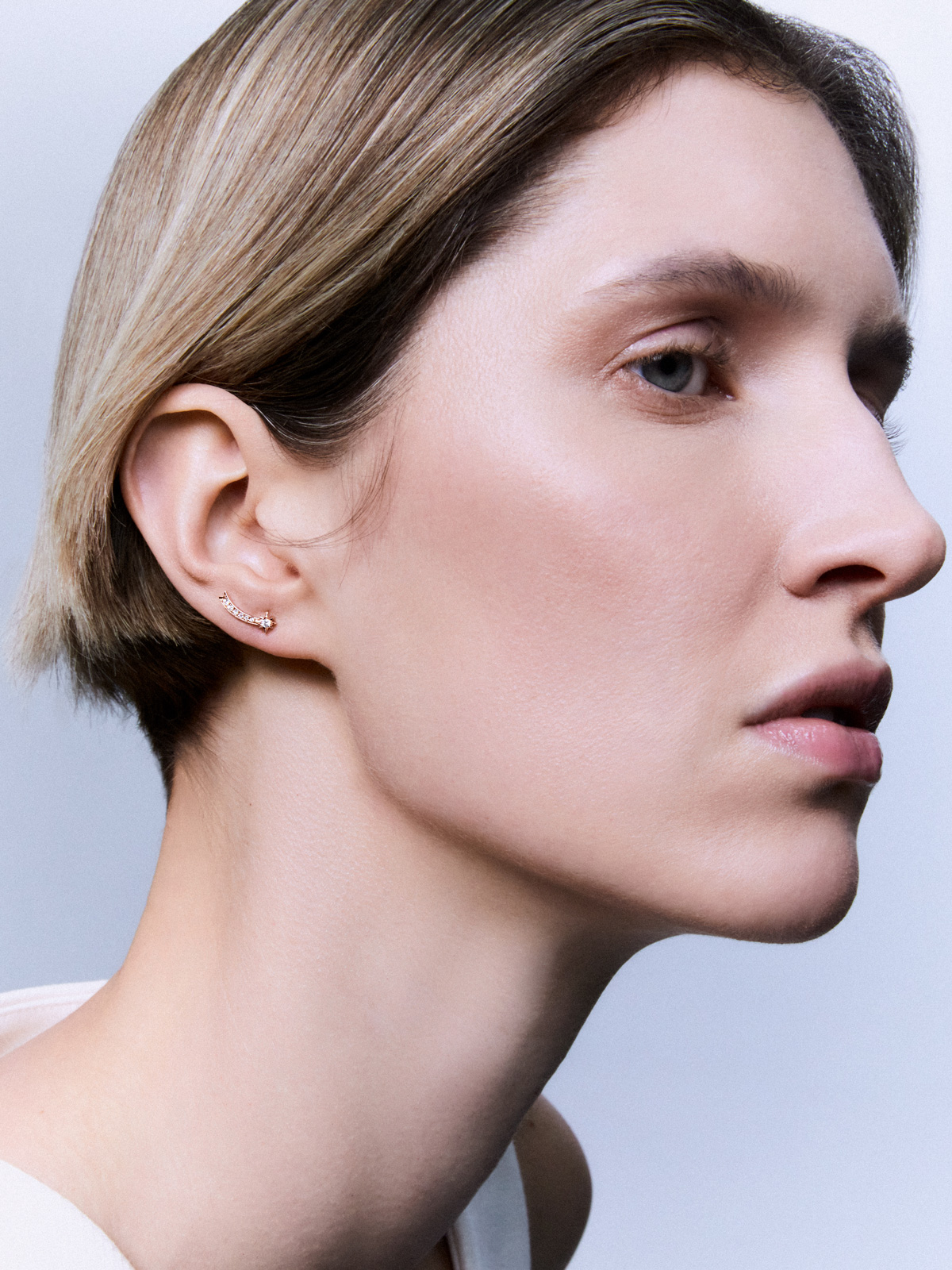 Individual right climber shooting star earring made of 18K rose gold with diamonds