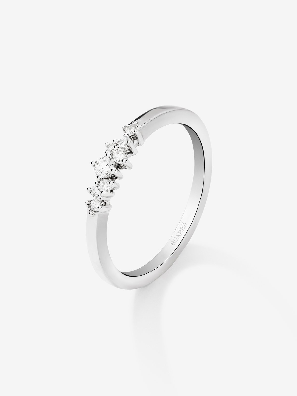 Anillo de oro blanco de 18K con 8 diamantes en talla brillante con un total de 0,1 cts