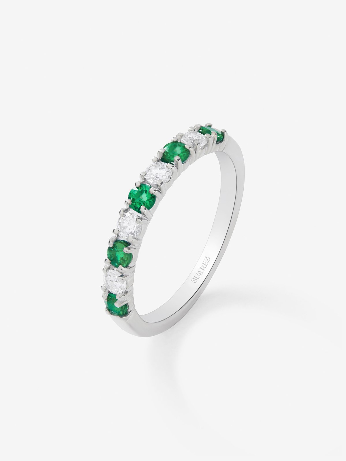 Media alianza de oro blanco de 18K con 5 esmeraldas en talla brillante con un total de 0,28 cts y 4 diamantes en talla brillante con un total de 0,23 cts