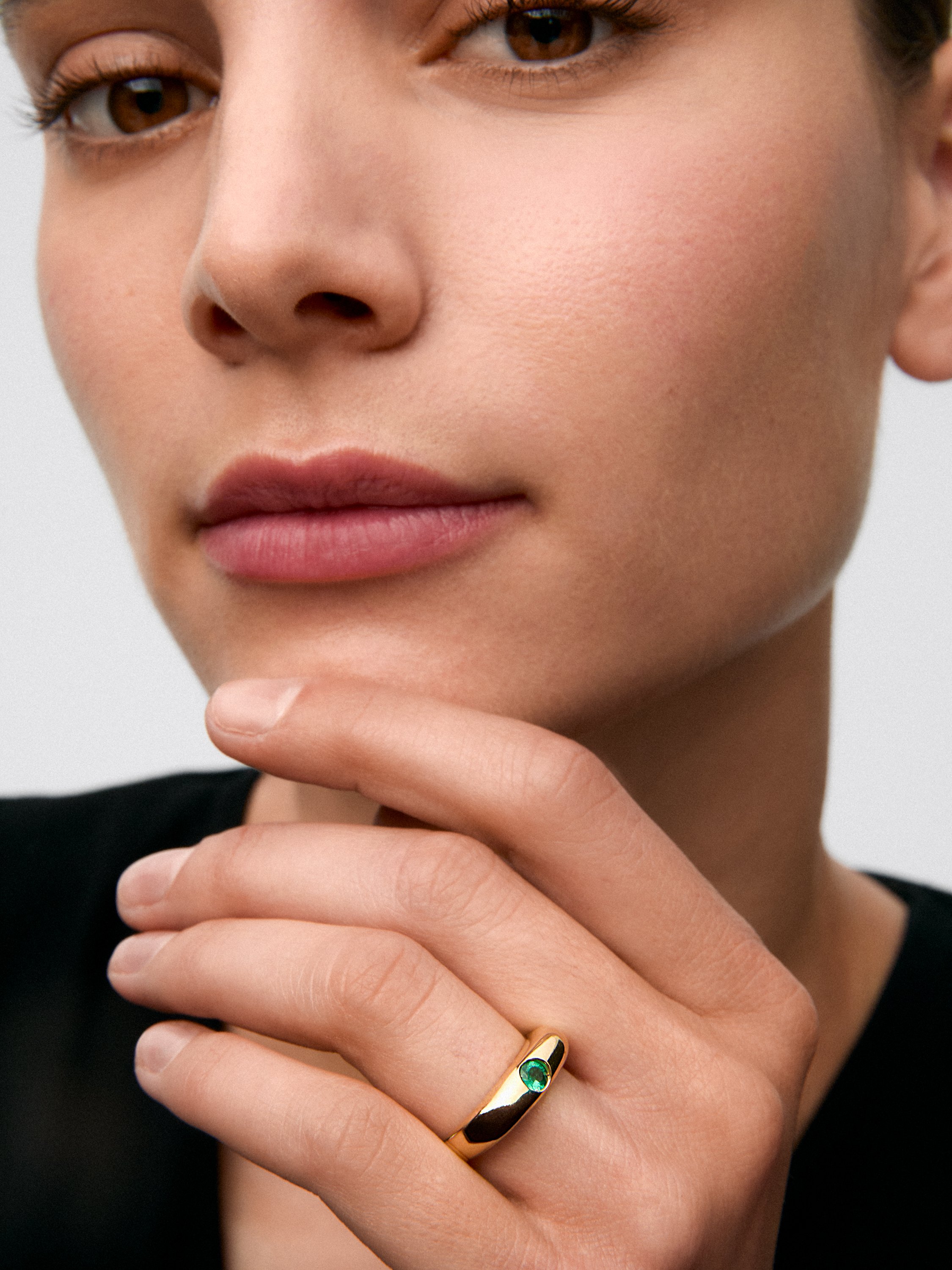 Anillo de oro amarillo de 18K con esmeralda en talla brillante de 0,25 cts