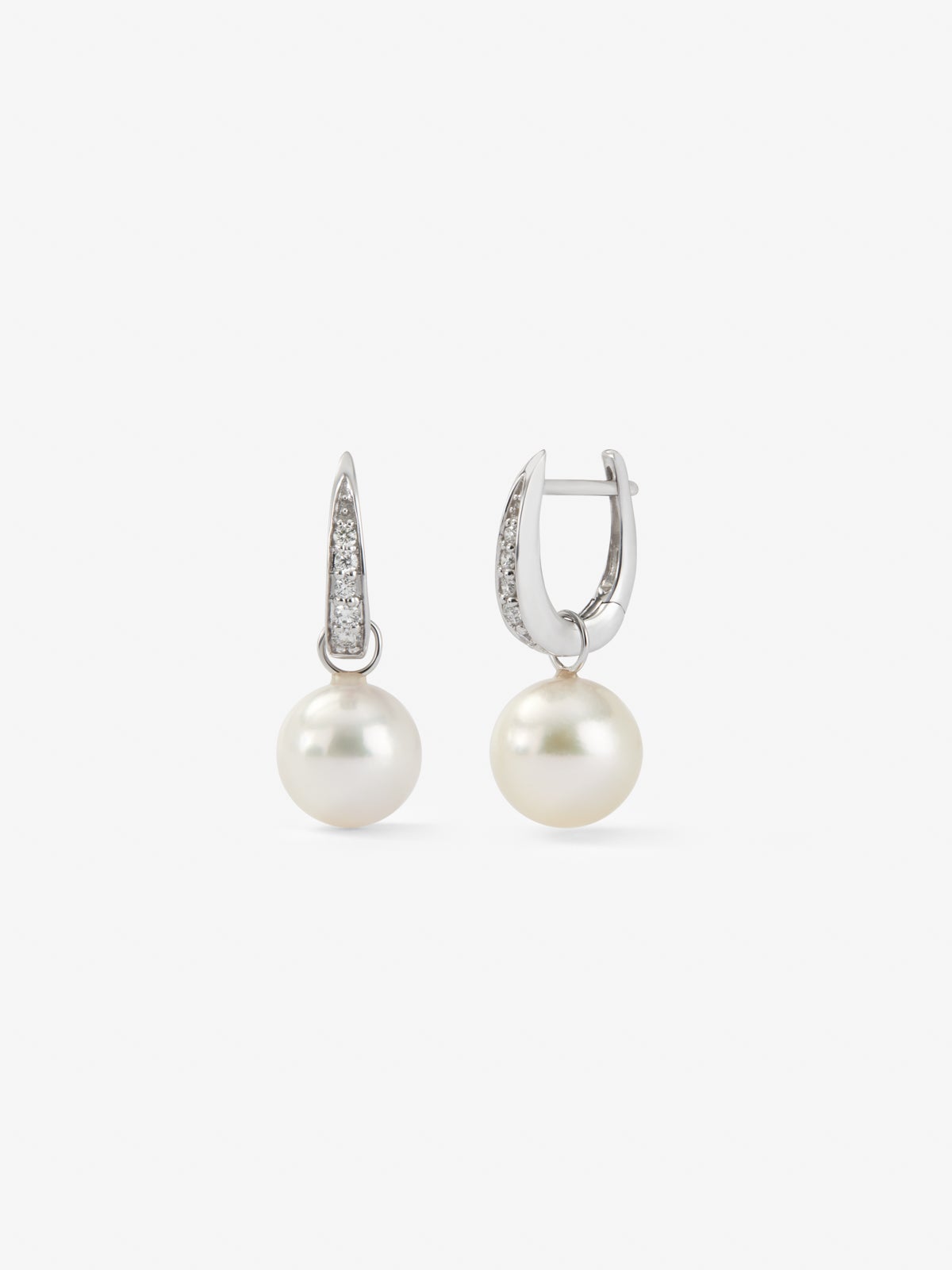 18K white gold earrings with 2 9.5mm pearls and 10 brilliant-cut diamonds with a total of 0.12 cts