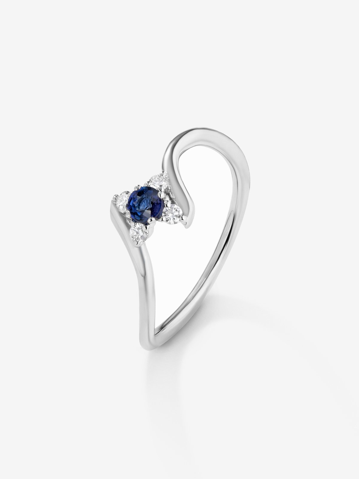 Anillo de oro blanco de 18K con zafiro azul en talla brillante de 0,15 y 4 diamantes en talla brillante con un total de 0,08 cts