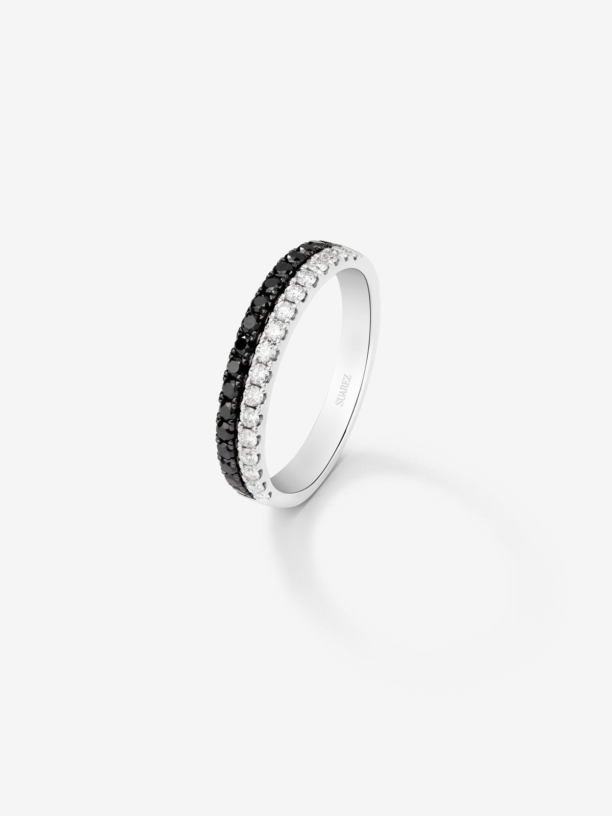 Anillo de oro blanco de 18K con 17 diamantes en talla brillante con un total de 0,24 cts y 17 diamantes negros en talla brillante con un total de 0,27 cts