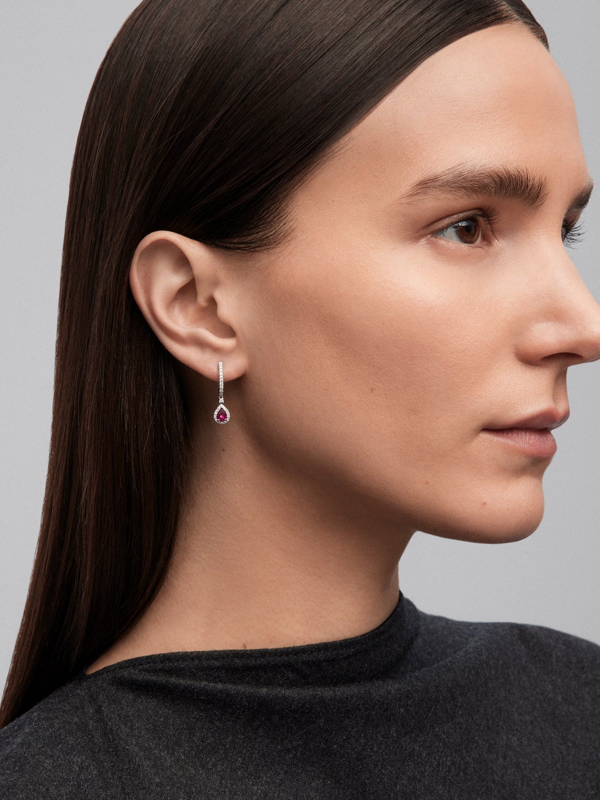 18K white gold earrings with 2 pear-cut rubies with a total of 0.75 cts and 54 brilliant-cut diamonds with a total of 0.28 cts