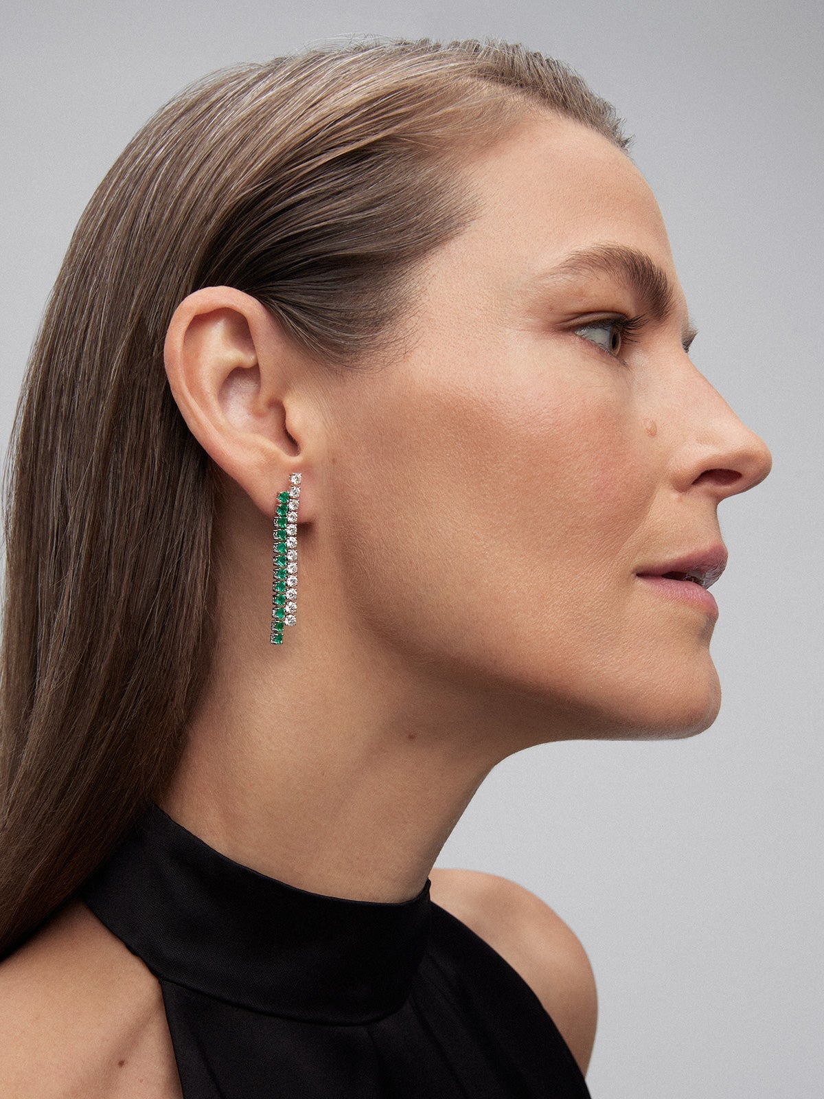 Pendientes de oro blanco de 18K con esmeraldas verdes en talla brillante de 2,21 cts y diamantes blancos en talla brillante de 2,57 cts