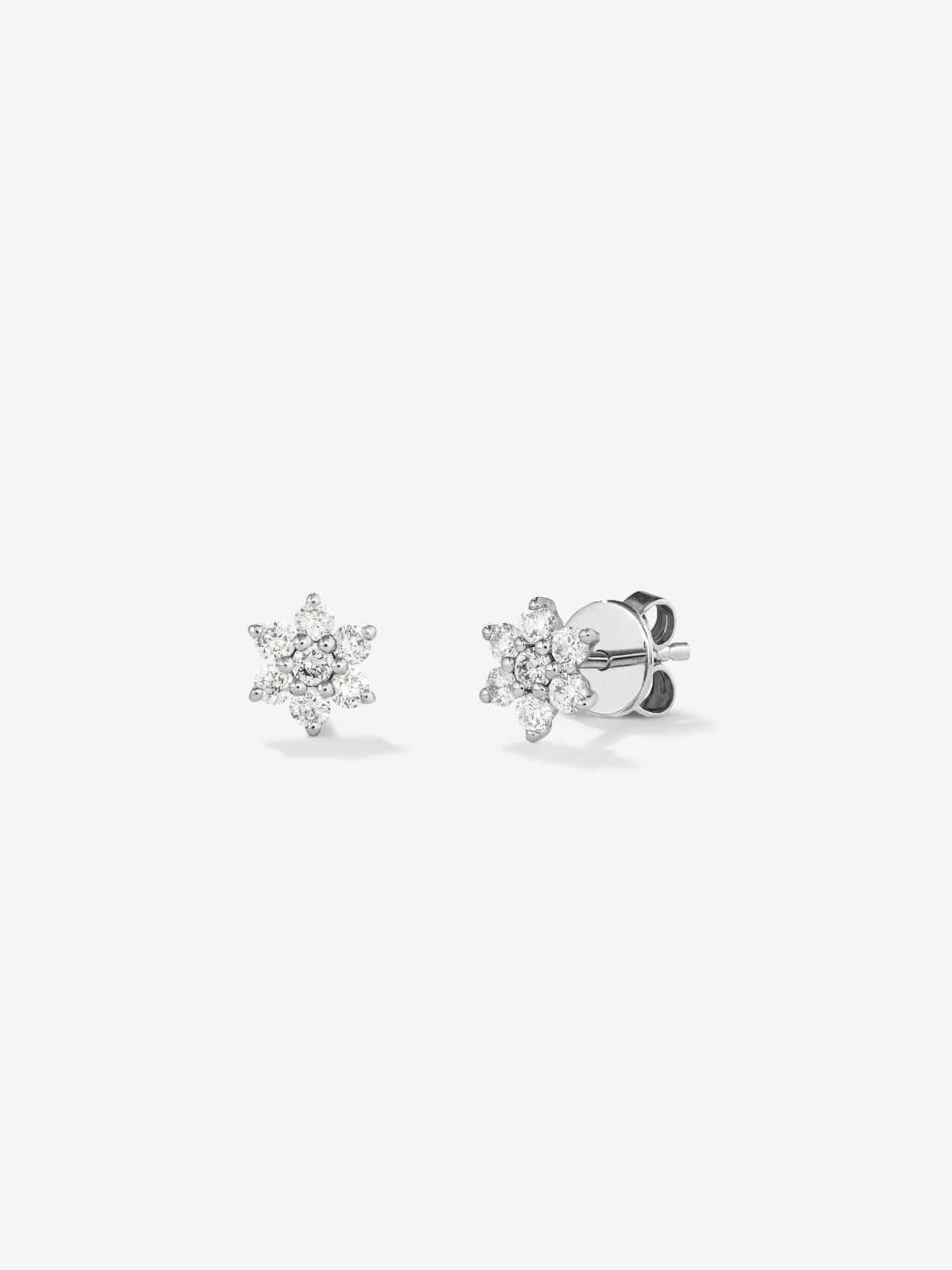 18K white gold earrings with bright 0.3 CTS diamonds shaped like a star -shaped