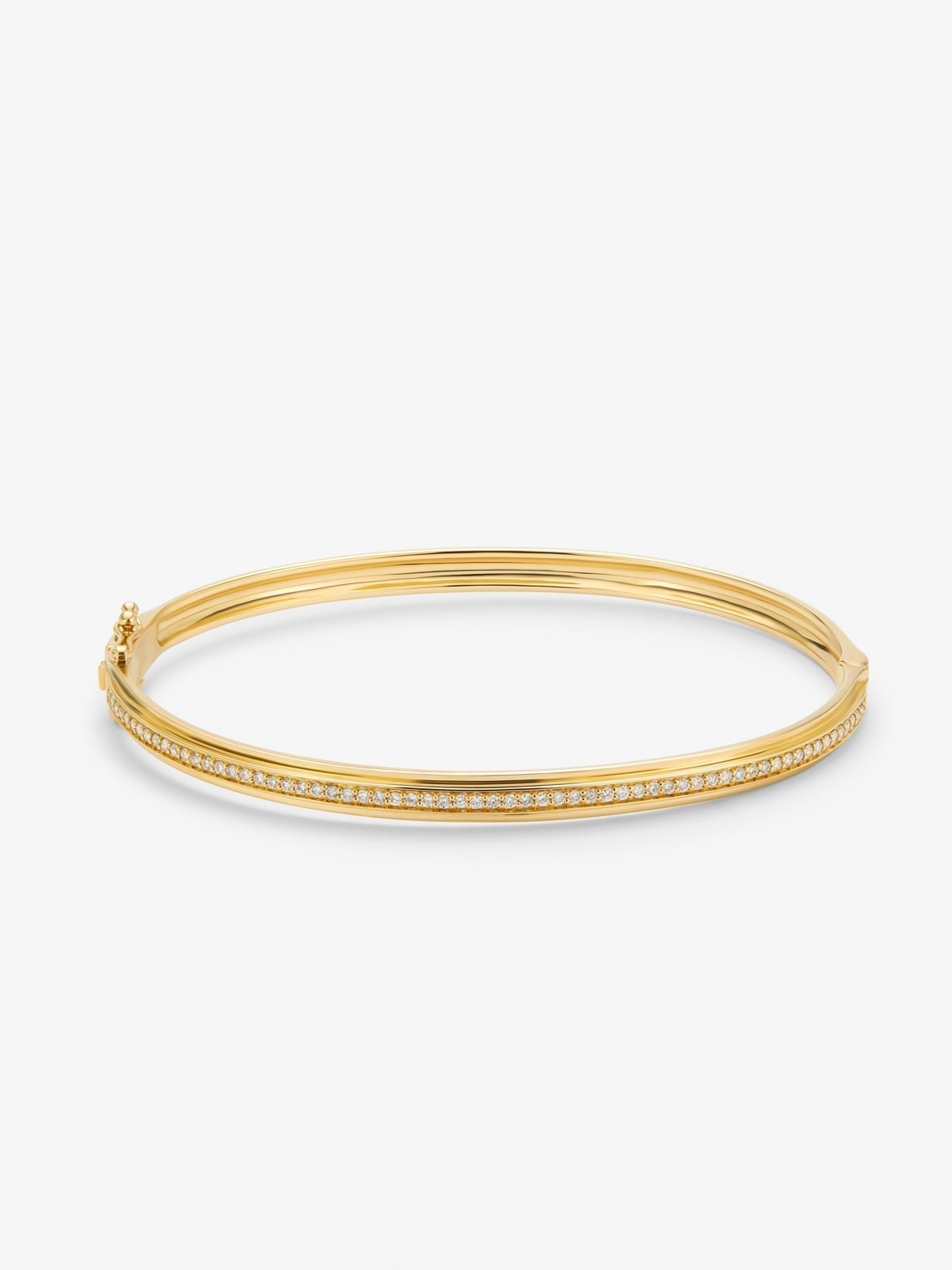 Pulsera rígida de oro amarillo de 18K con 64 diamantes en talla brillante con un total de 0,38 cts